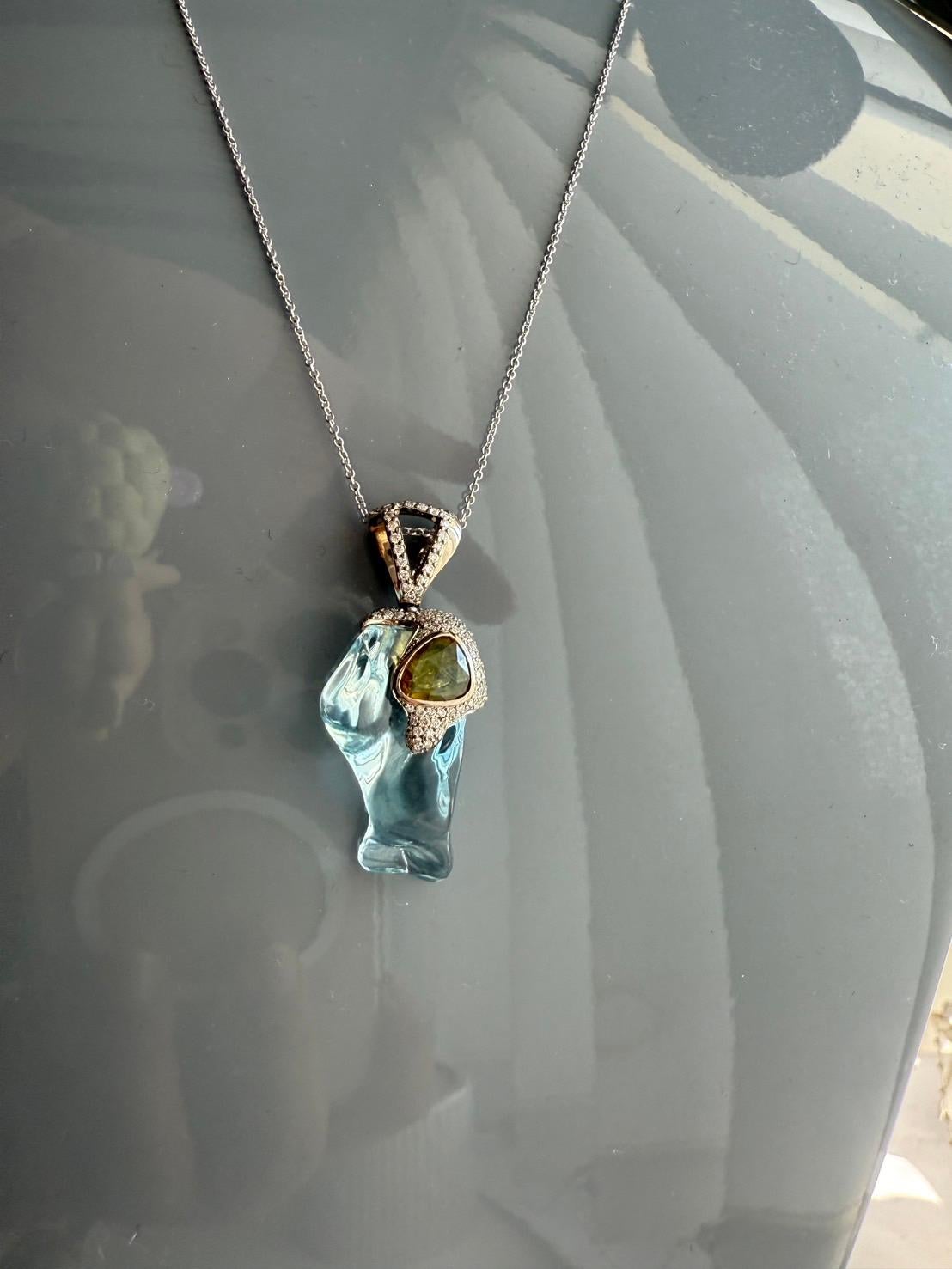 Pendentif en or avec aigue-marine et saphir jaune orné de diamants en vente 1