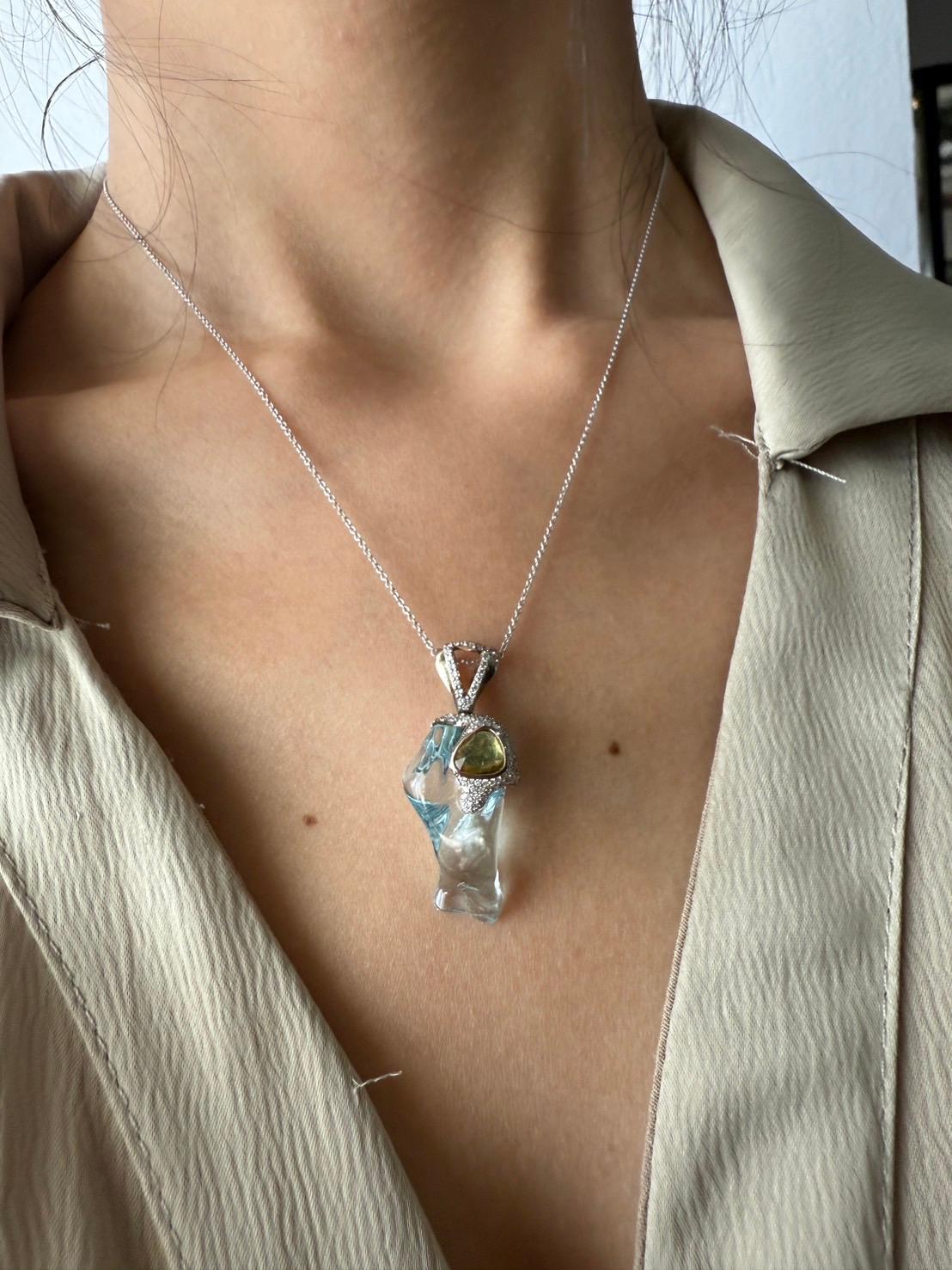 Pendentif en or avec aigue-marine et saphir jaune orné de diamants en vente 3