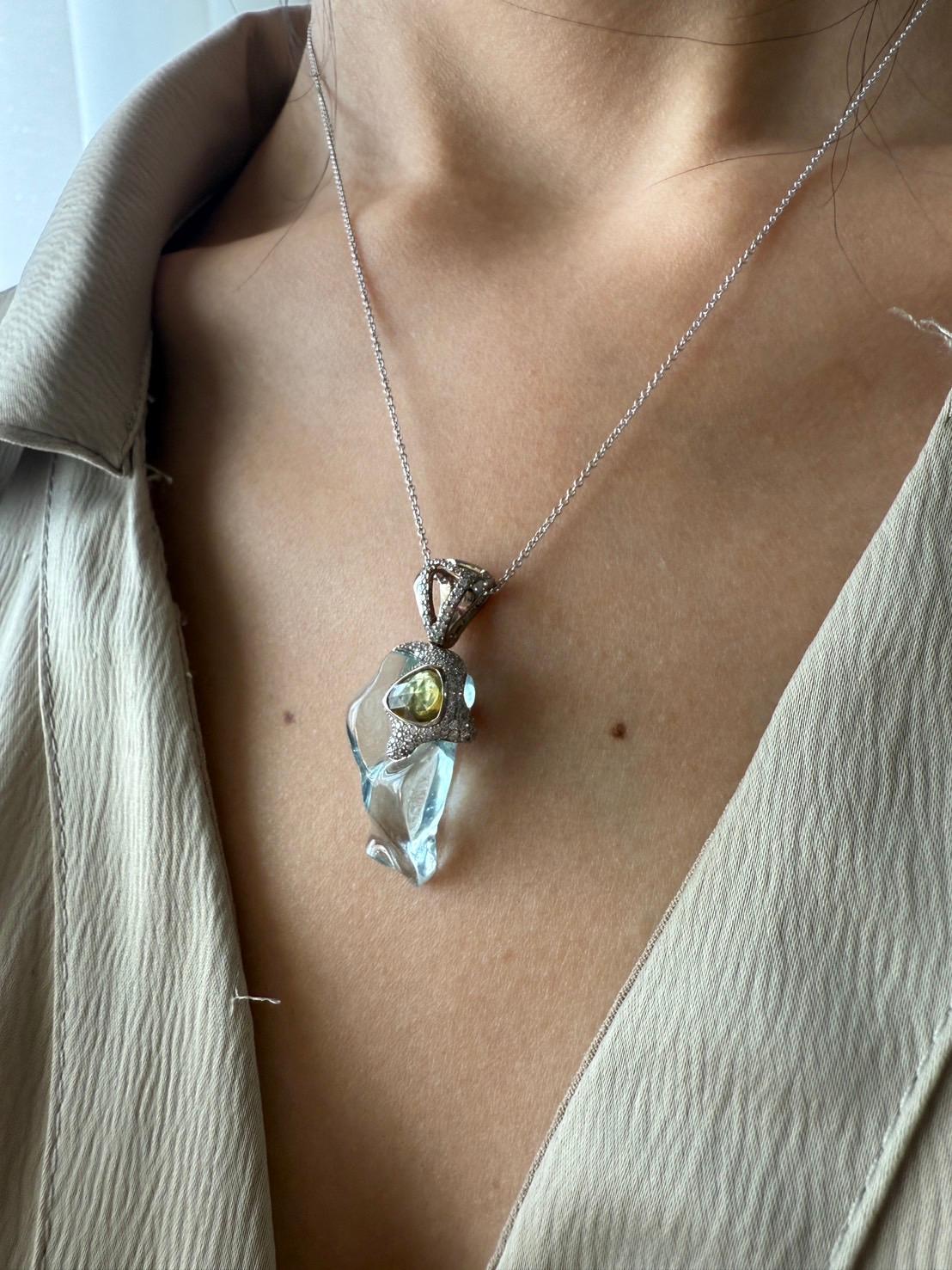 Pendentif en or avec aigue-marine et saphir jaune orné de diamants en vente 4
