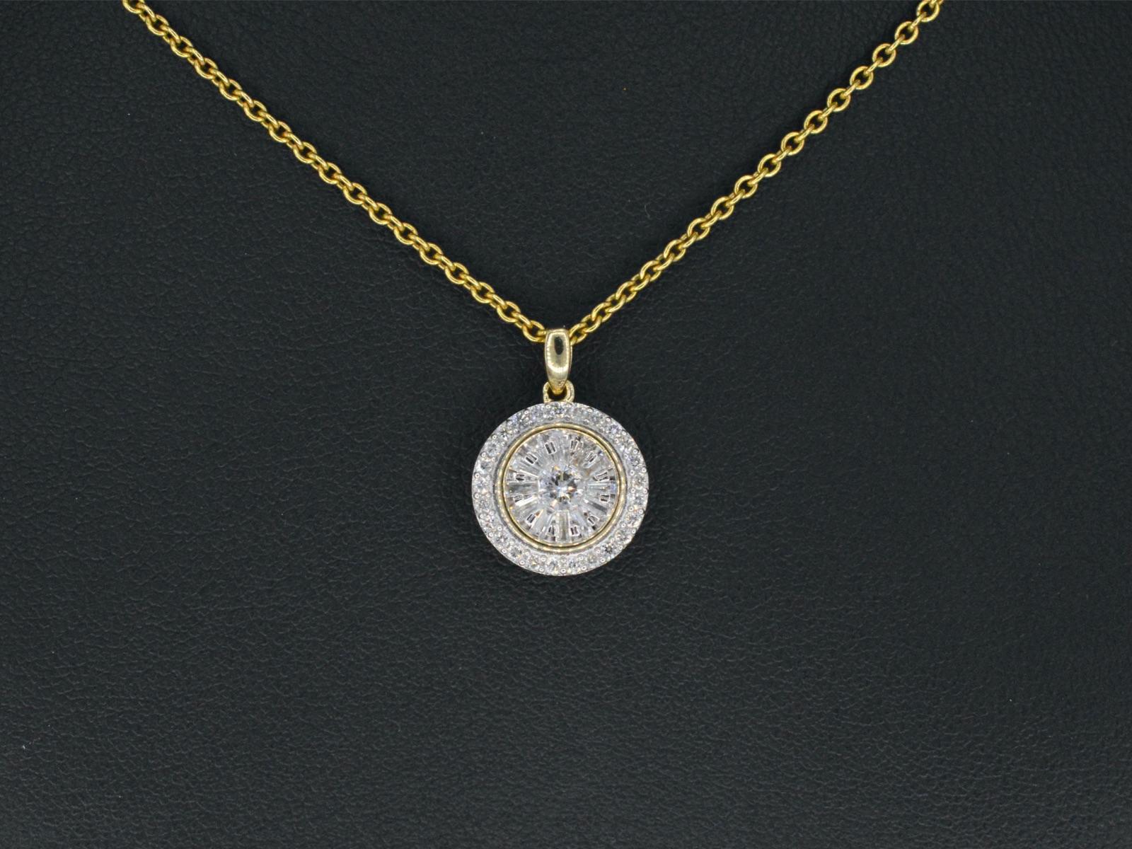 Diamanten

Gewicht: 0,75 Karat

Schliff: Brillant- und Baguetteschliff

Farbe: F-G

Klarheit: SI-P

Qualität: Gut

Jewell: Anhänger (ohne Halskette)

Gewicht: 2,1 Gramm

12 mm

Punze: 14 Karat 

Zustand: Neu

Verkaufswert: € 1.300

