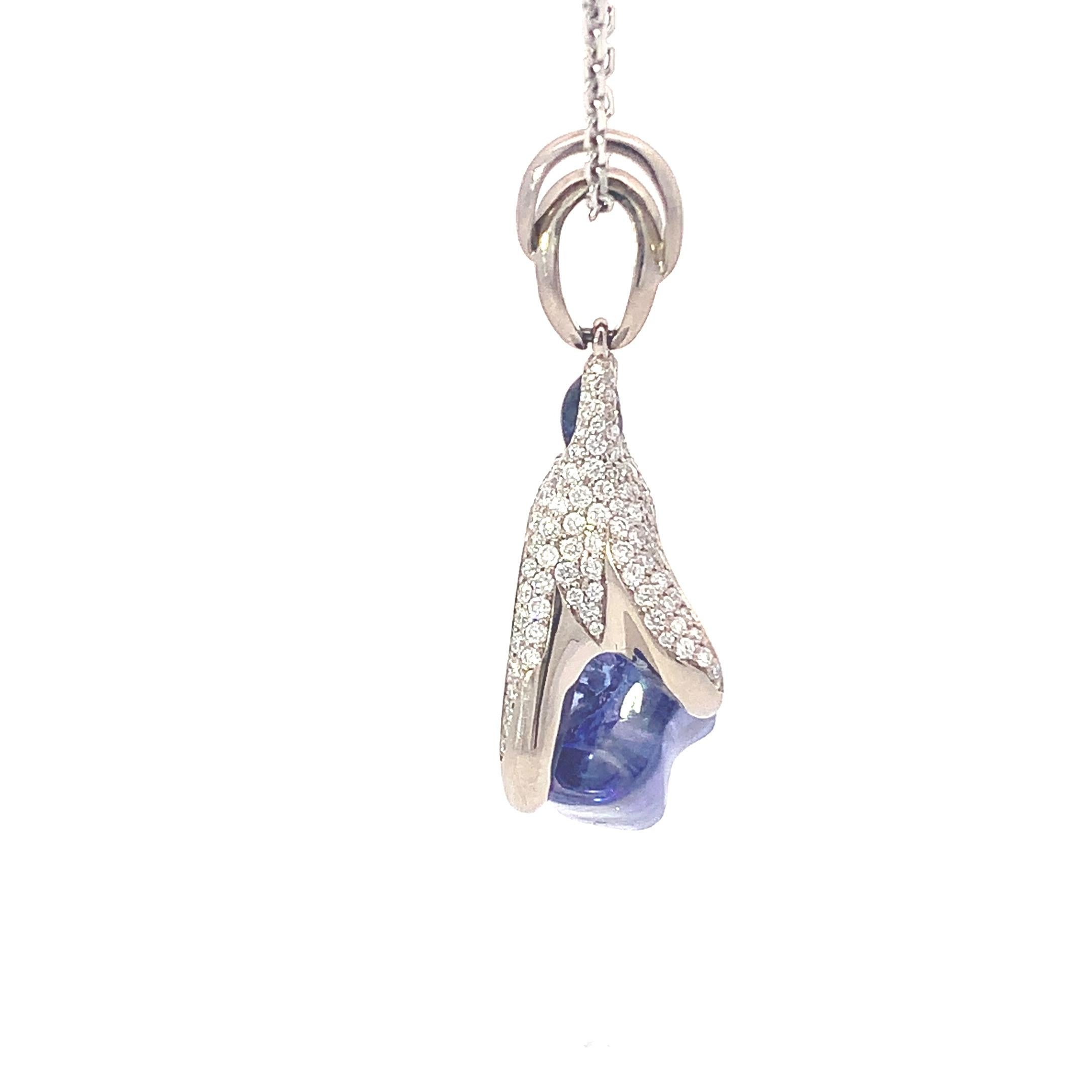 Scopri la bellezza della natura con questo raffinato ciondolo di VOTIVE, che fa parte della nostra esclusiva Organic Collection. Ogni pezzo di questa collezione è un pezzo unico, caratterizzato da gemme preziose o semipreziose lucidate nelle loro
