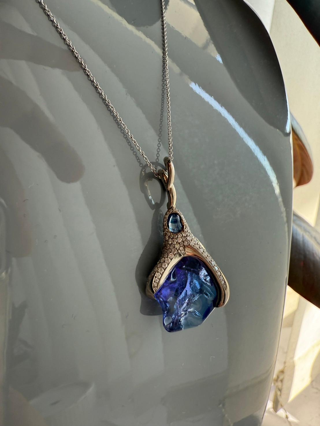 Ciondolo in oro con diamanti con zaffiro blu e tanzanite in vendita 1
