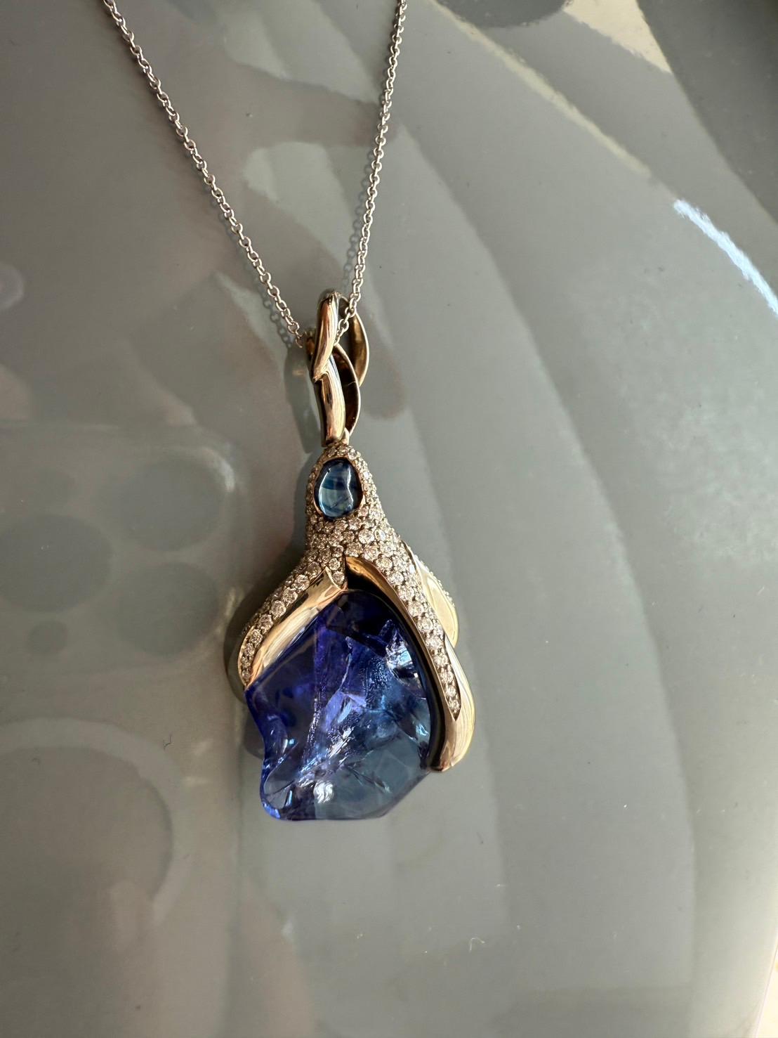Ciondolo in oro con diamanti con zaffiro blu e tanzanite in vendita 3