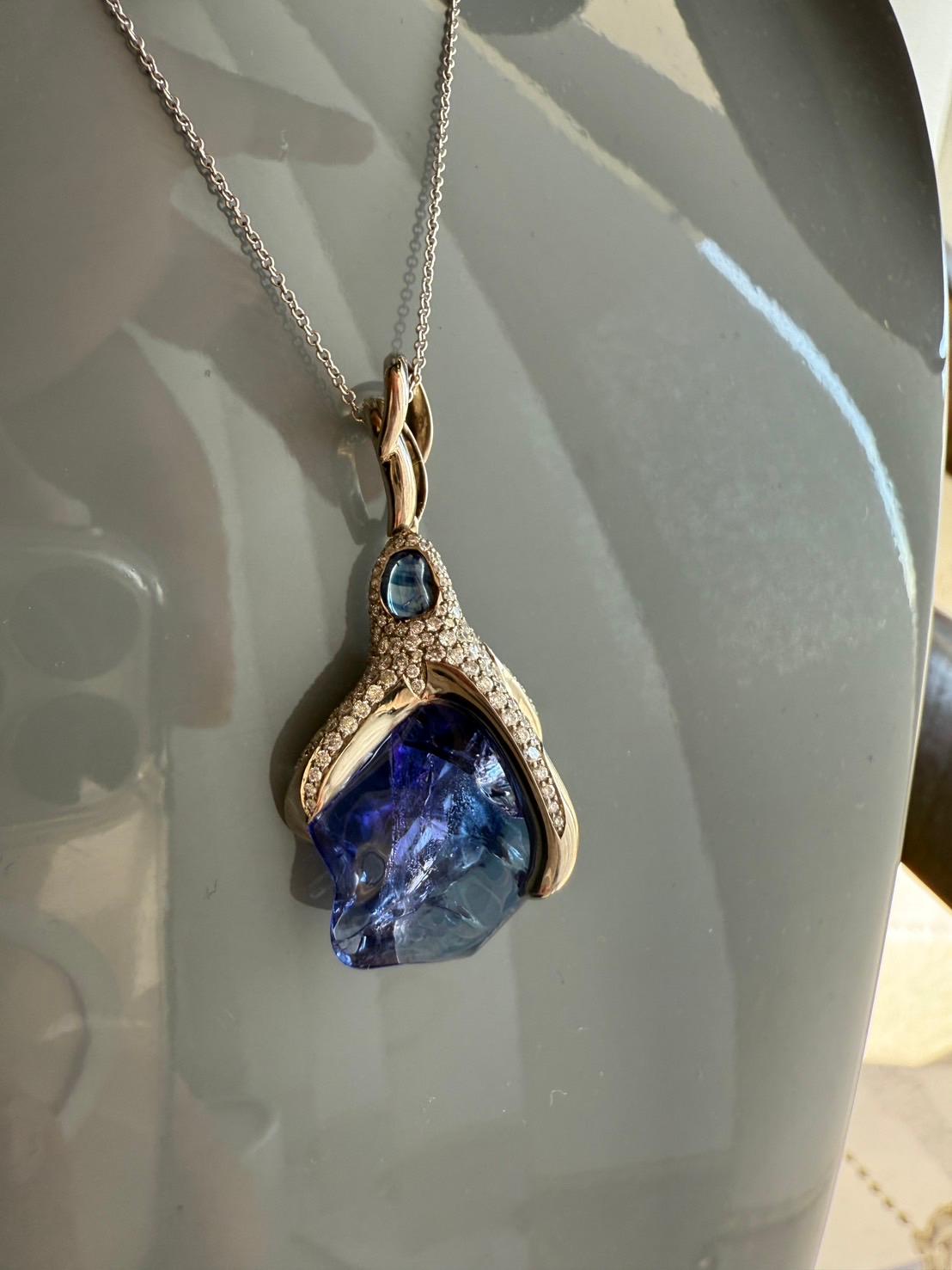 Ciondolo in oro con diamanti con zaffiro blu e tanzanite in vendita 4