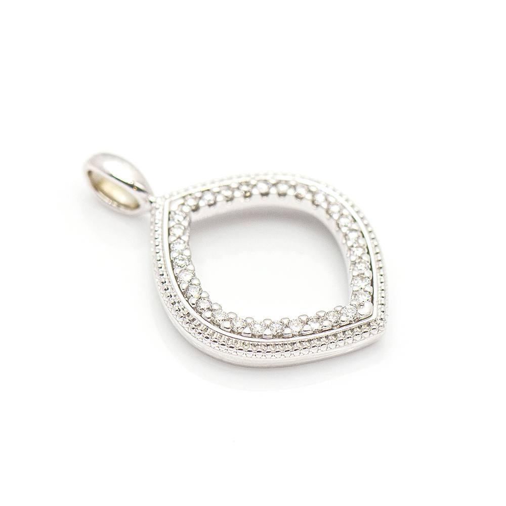 Ciondolo in oro e diamanti per donna : 30x diamanti taglio Brilliante con un peso totale di 0,17 carati in qualità G/VS : 18 kt. Oro bianco : 2,54 grammi : 2,3 cm di lunghezza (anello incluso) : Prodotto nuovo di zecca : Ref.:D359712LF