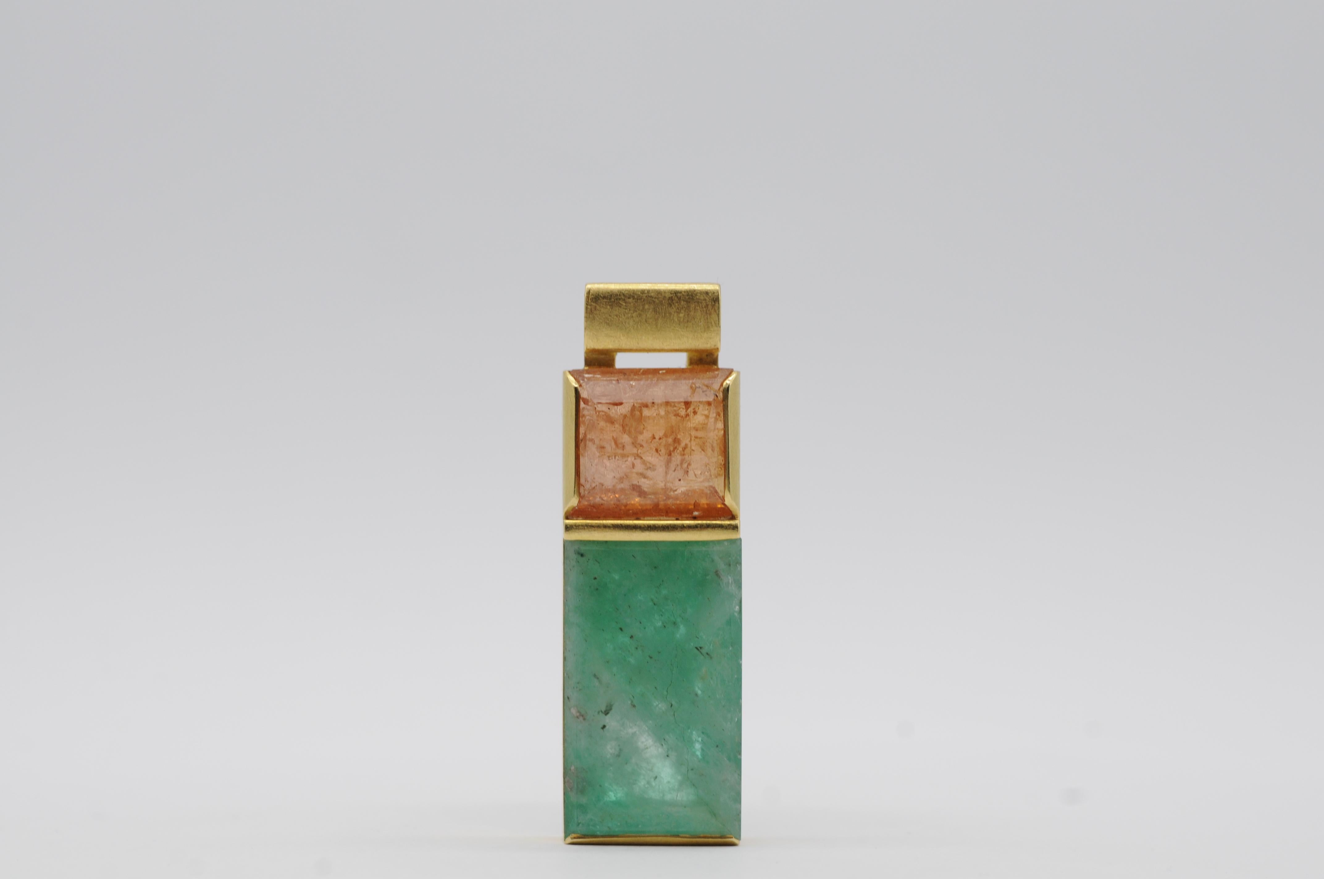 Un ciondolo in oro giallo 18 carati elegante e senza tempo con due straordinarie gemme che attirano l'attenzione. Il centro è uno smeraldo verde di circa 10 carati, che irradia un verde intenso e vibrante, simbolo di raffinatezza e fascino. A