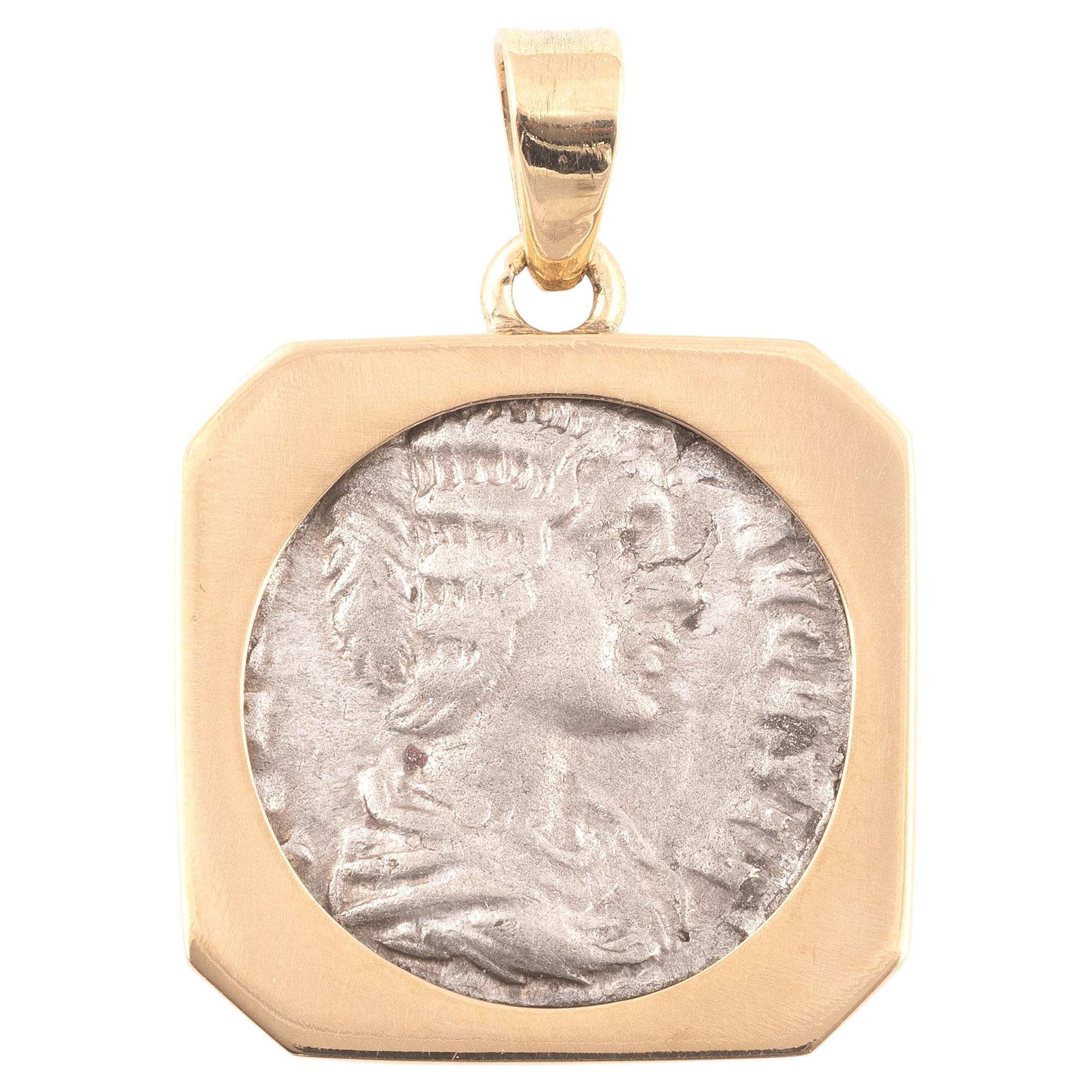 Romain classique Pendentif en or avec pièce d'argent de l'impératrice Julia Augusta, 2e siècle après J.-C. en vente