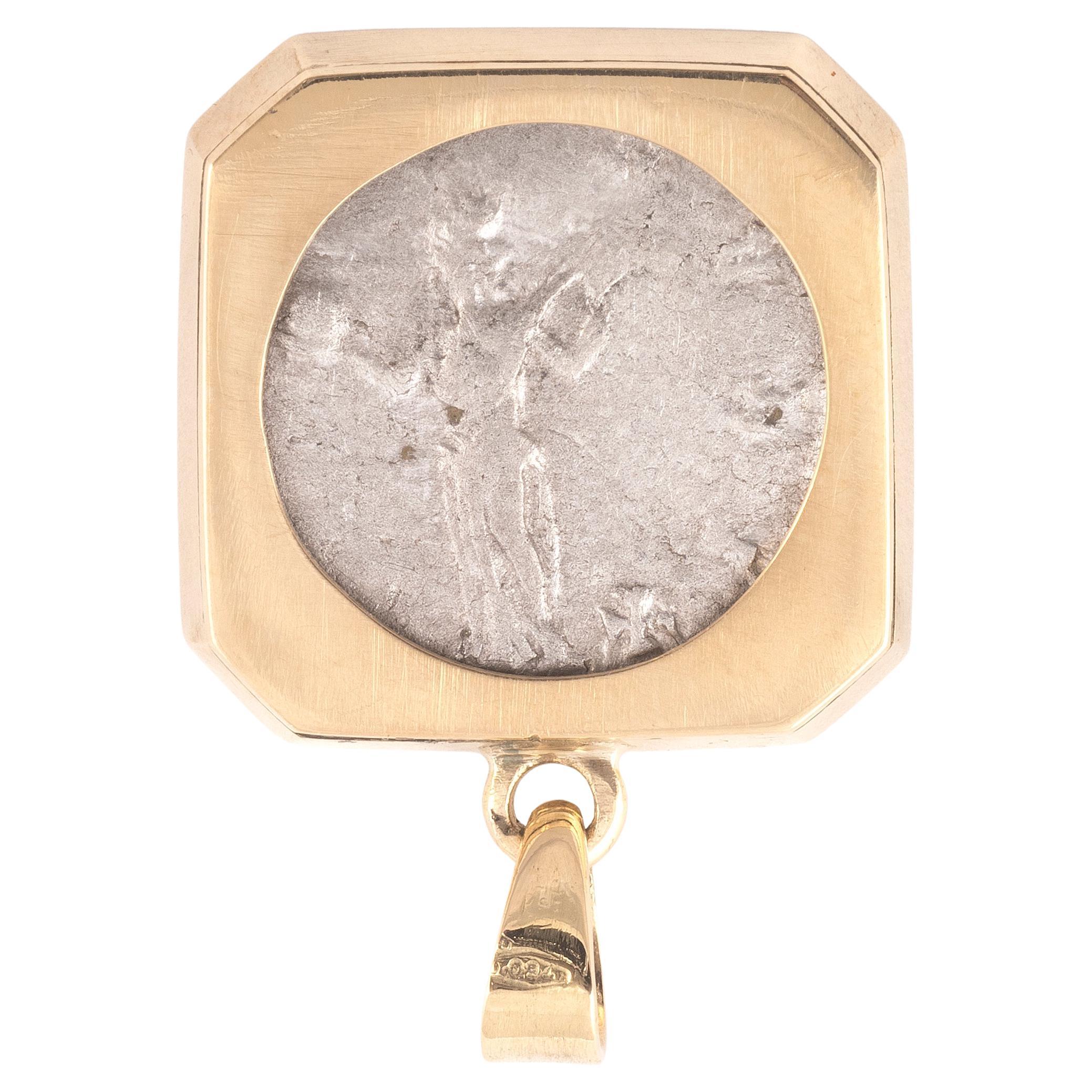Pendentif en or avec pièce d'argent de l'impératrice Julia Augusta, 2e siècle après J.-C. Excellent état - En vente à Firenze, IT