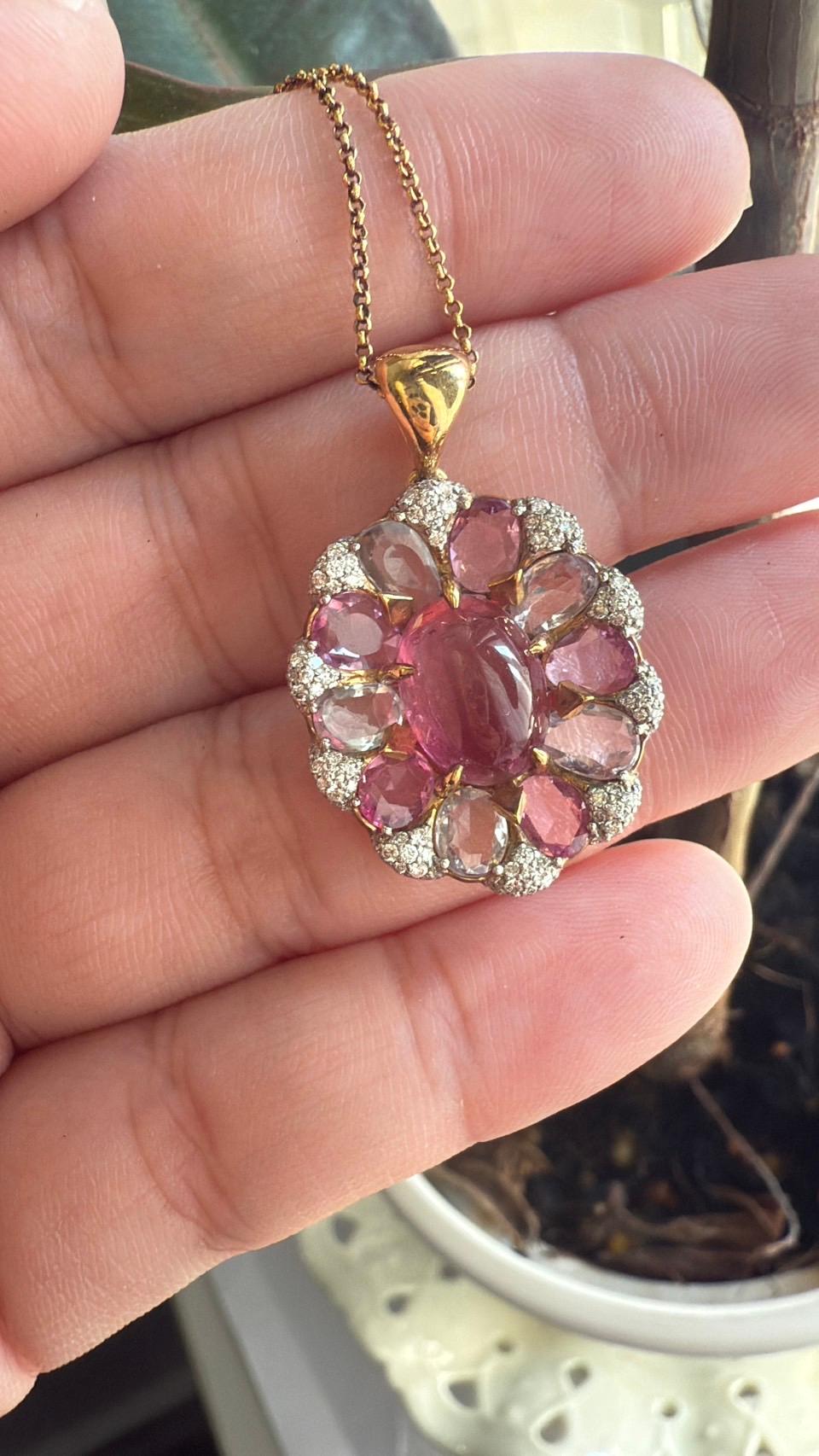 Ciondolo in oro con diamanti bianchi, tormalina rosa e zaffiri multicolori in vendita 6