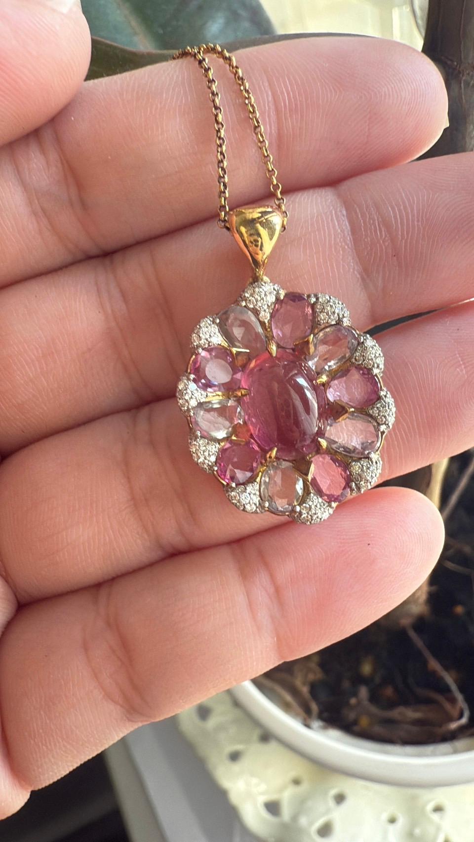 Ciondolo in oro con diamanti bianchi, tormalina rosa e zaffiri multicolori in vendita 7