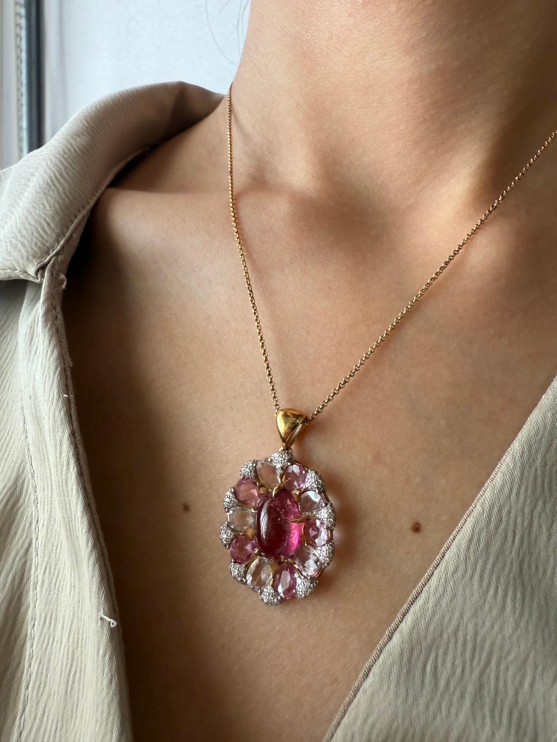Ciondolo in oro con diamanti bianchi, tormalina rosa e zaffiri multicolori in vendita 8