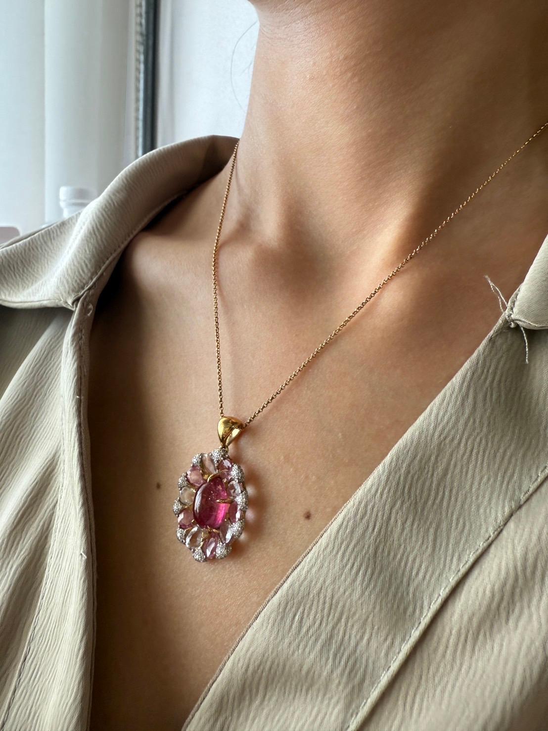 Ciondolo in oro con diamanti bianchi, tormalina rosa e zaffiri multicolori in vendita 9