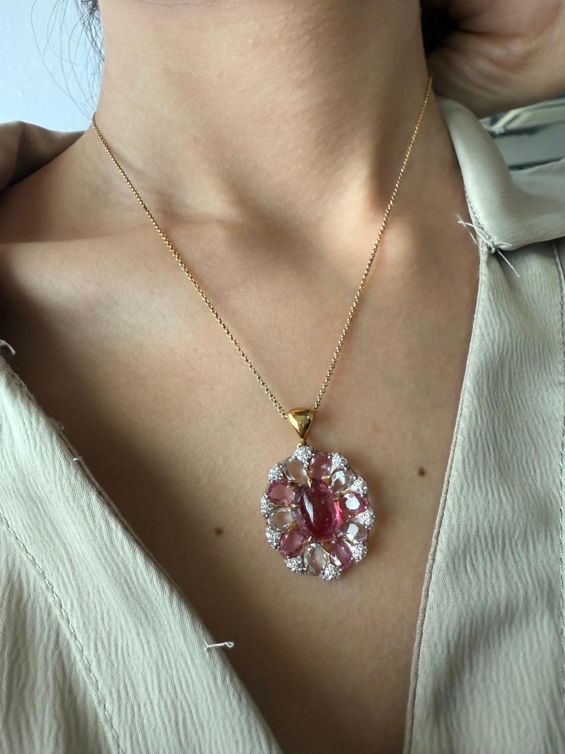 Ciondolo in oro con diamanti bianchi, tormalina rosa e zaffiri multicolori in vendita 10