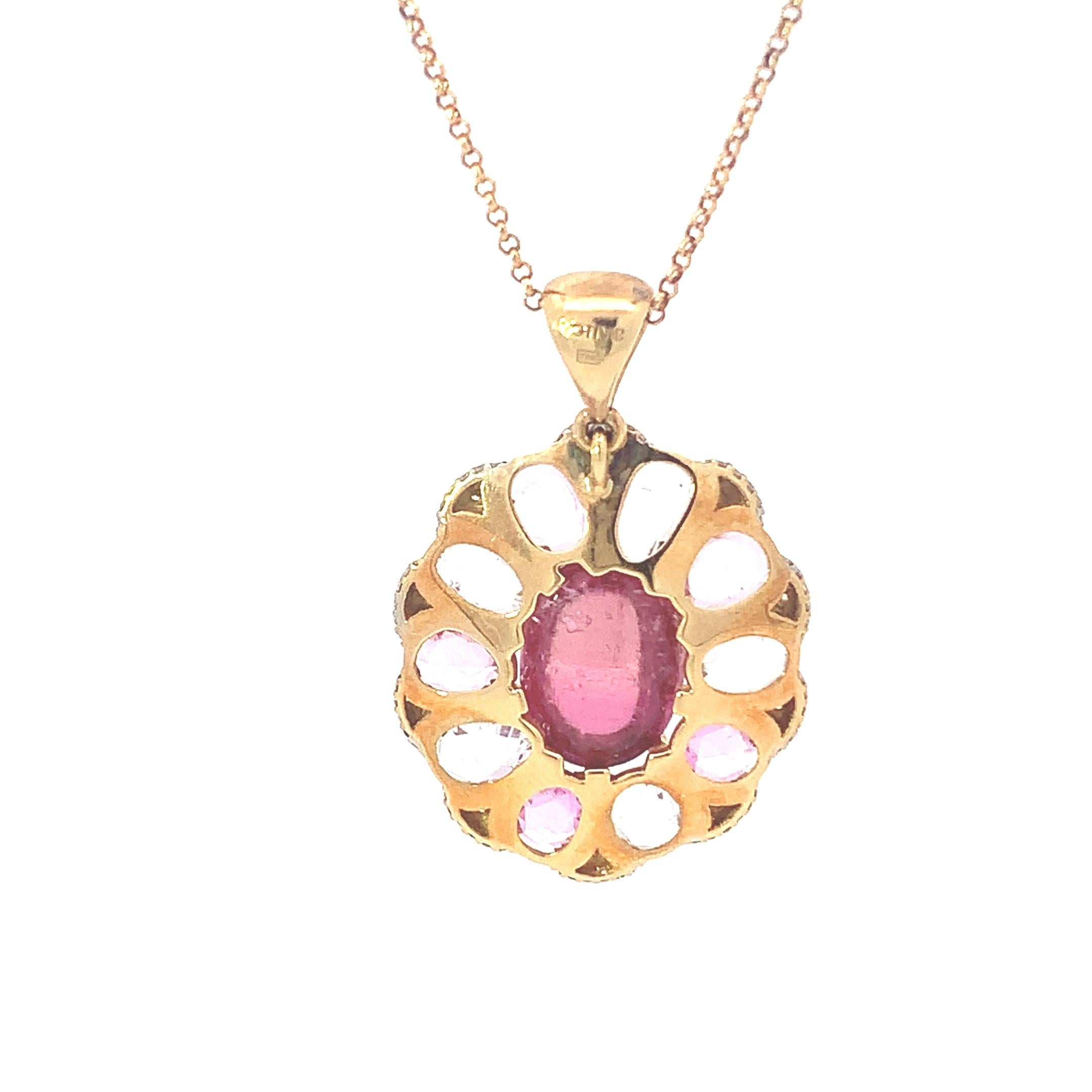Taglio rotondo Ciondolo in oro con diamanti bianchi, tormalina rosa e zaffiri multicolori in vendita