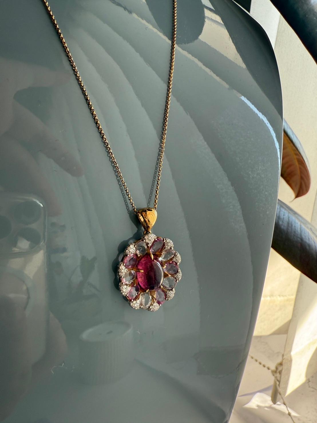 Donna Ciondolo in oro con diamanti bianchi, tormalina rosa e zaffiri multicolori in vendita