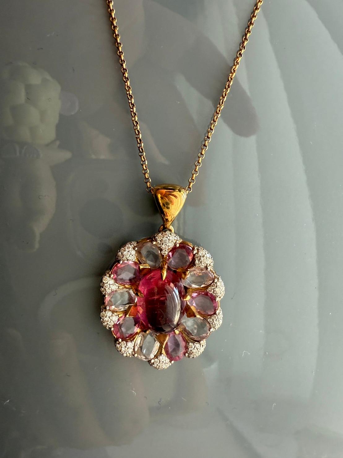 Ciondolo in oro con diamanti bianchi, tormalina rosa e zaffiri multicolori in vendita 3