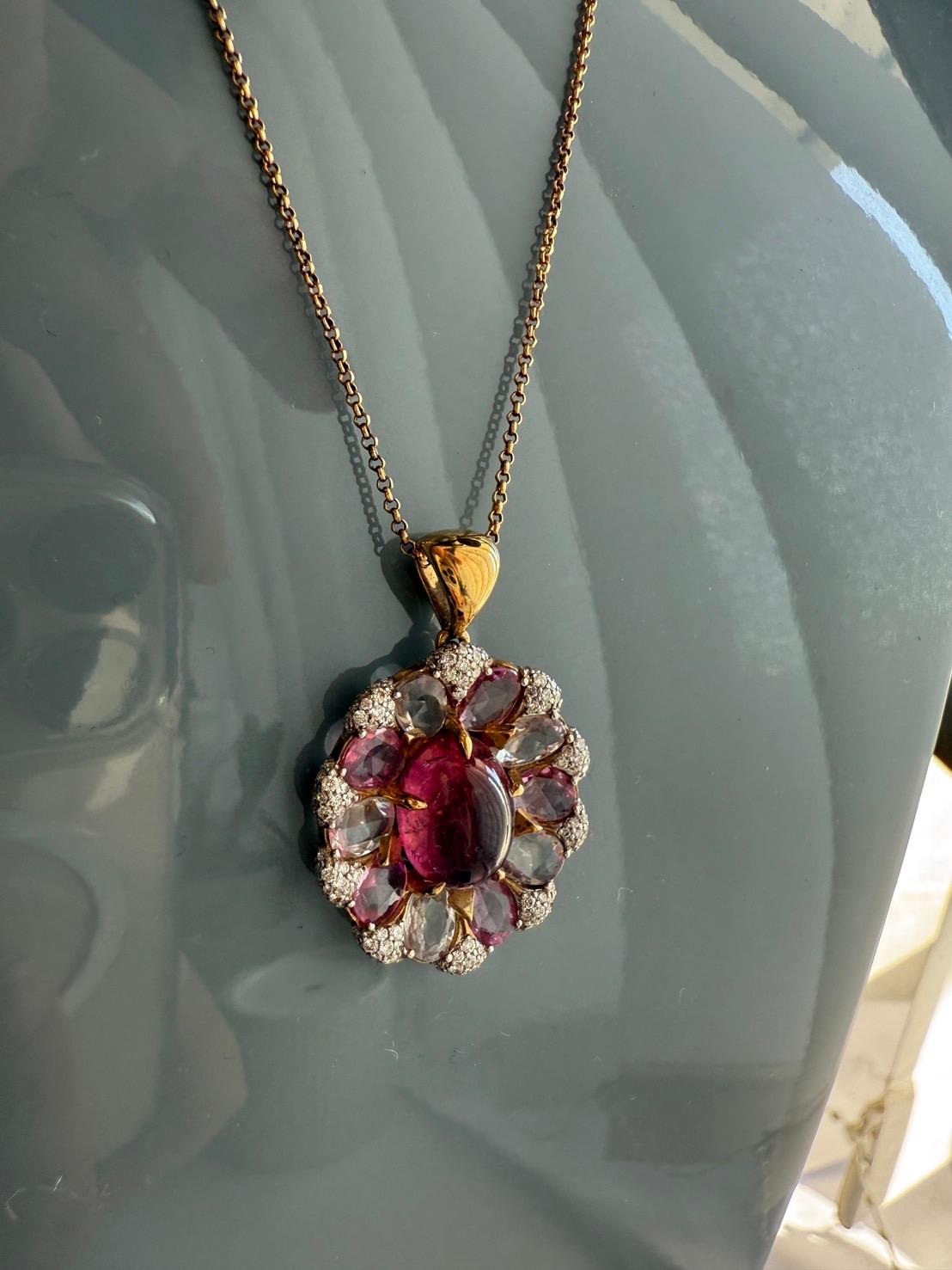 Ciondolo in oro con diamanti bianchi, tormalina rosa e zaffiri multicolori in vendita 4