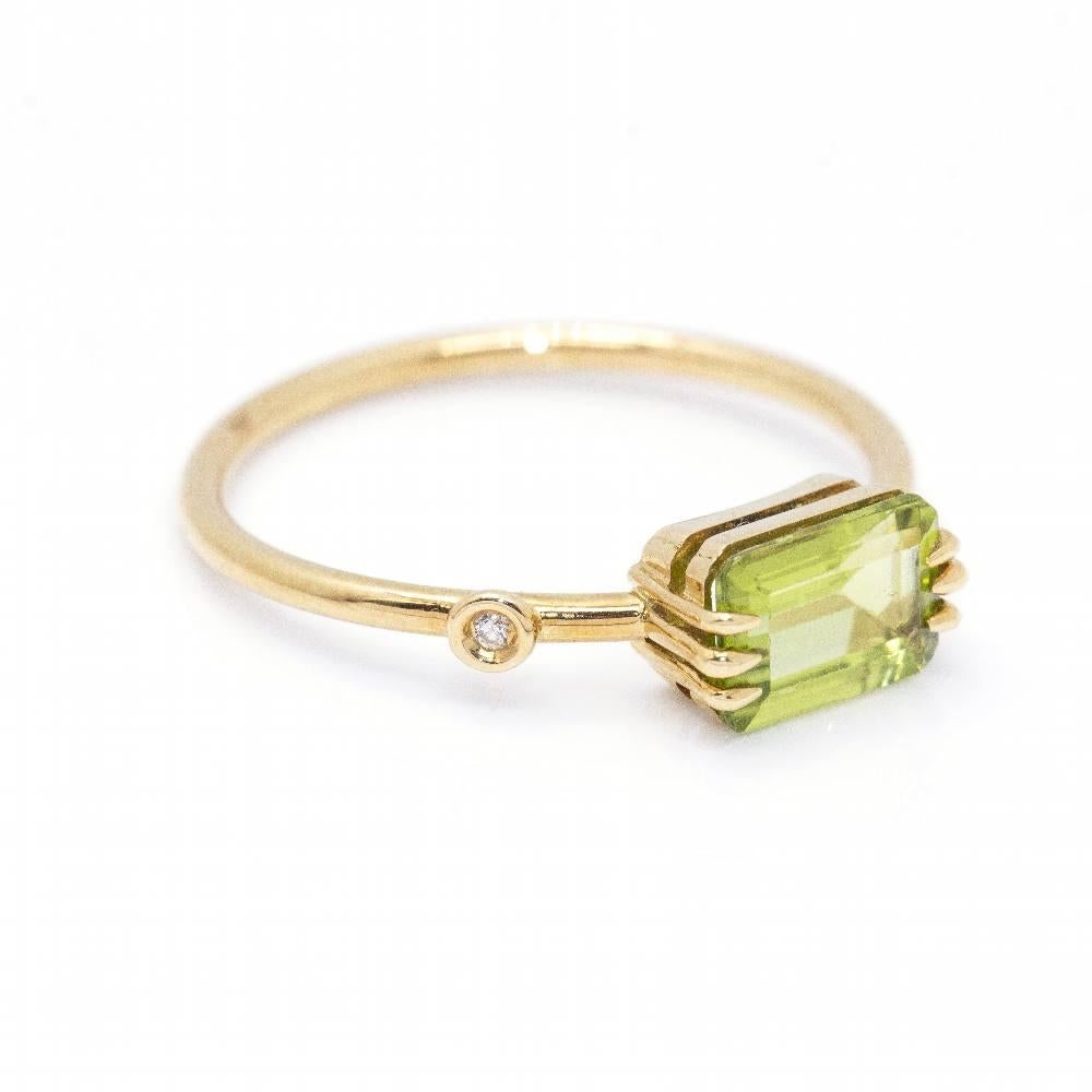 Yellow Gold Ring for woman : 1x Diamonds in Brilliant cut with a total weight of 0,005 cts in H/VS quality and 1x Peridot in Octagonal cut l Size 11 : 18kt Yellow Gold : 1,68 grams : Item new as brand new : Ref.:D360108
