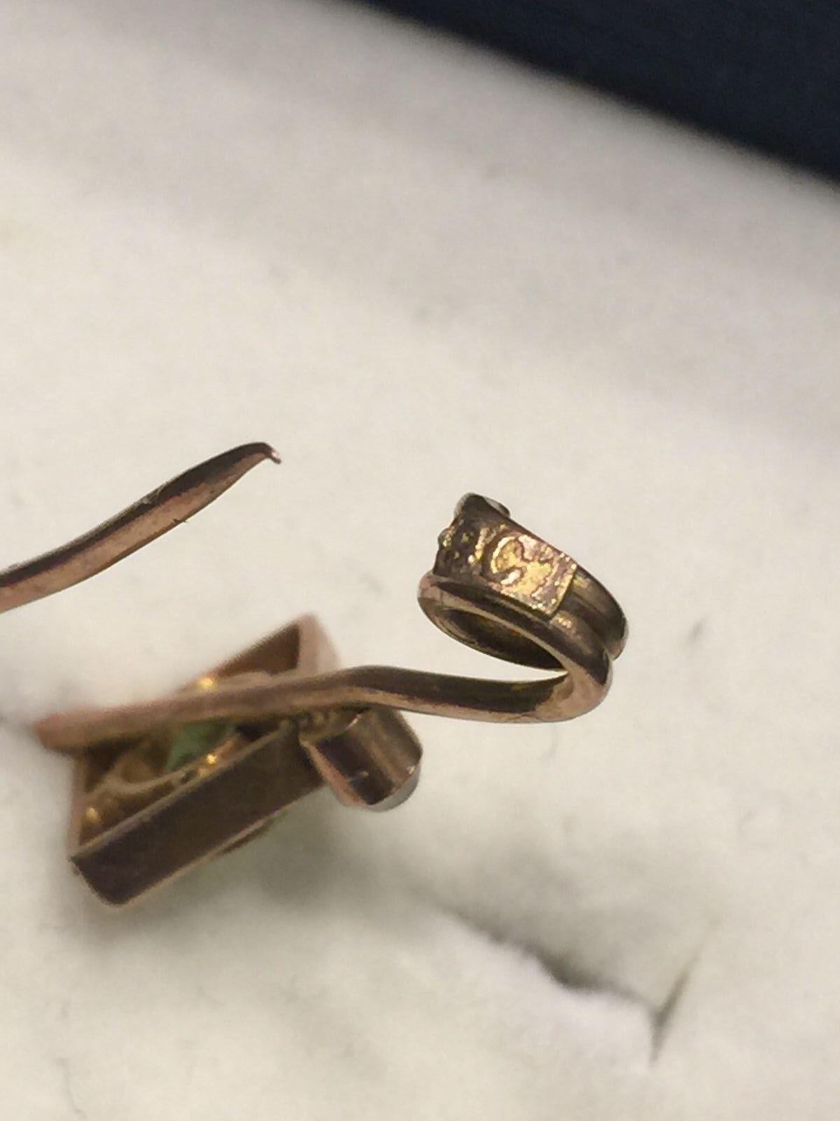 9K Yellow Gold, Peridot and Seed Pearl Australian Dress Pin

Measurements: 32mm 
Weight: 1.4gr. 

Edwardian, beginning of XX c.

