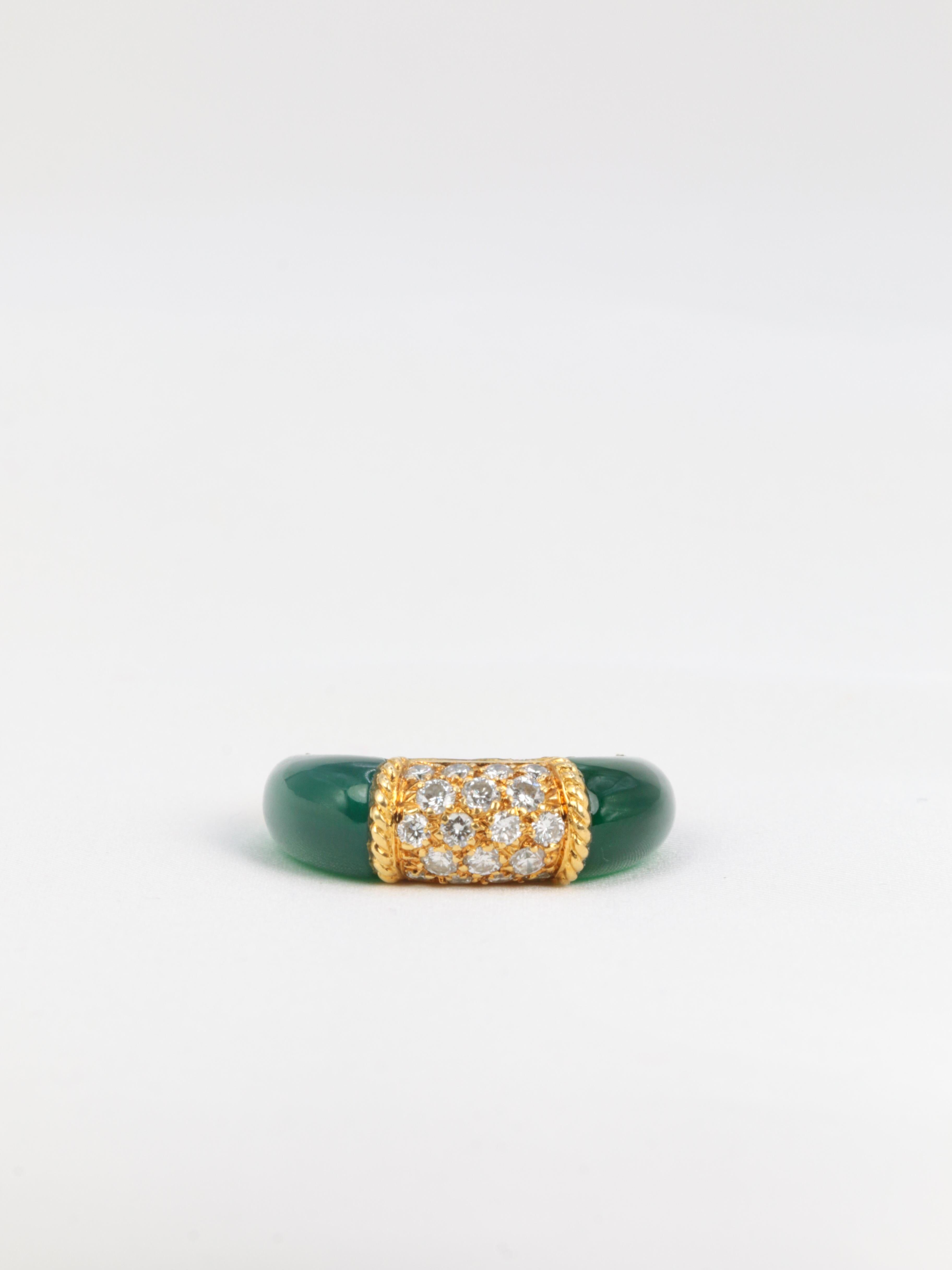 Van Cleef & Arpels
18Kt (750°/°°) gold Philippine ring with chrysoprase and brilliant-cut diamonds.
Presence of a VCA B5001 signature and the Pery&Fils maker's mark
Presence of the eagle head hallmark for the 18k gold.
French work of the