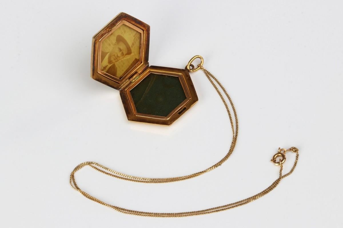 Gold medallion made of 0.750 yellow gold

A secretary bag with space for a photo of a loved one

Origin: Scandinavia, 1930s-40s

Decorated with an interwoven rope decoration and a diamond weighing 0.08 ct

Weight: 10.8g

Dimensions: 3x2.5 cm

Very