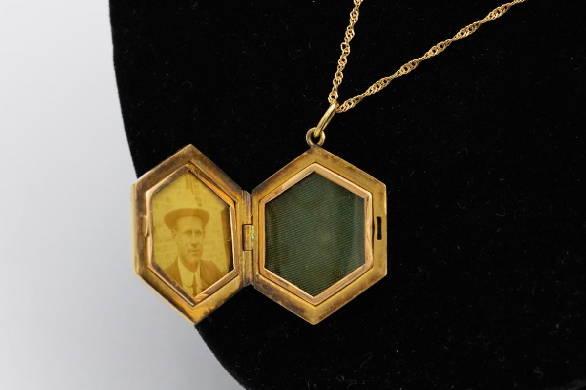 Foto-Medaillon aus Gold mit Medaillon mit Diamanten, Skandinavien, frühes XX. Jahrhundert. (Alteuropäischer Schliff) im Angebot