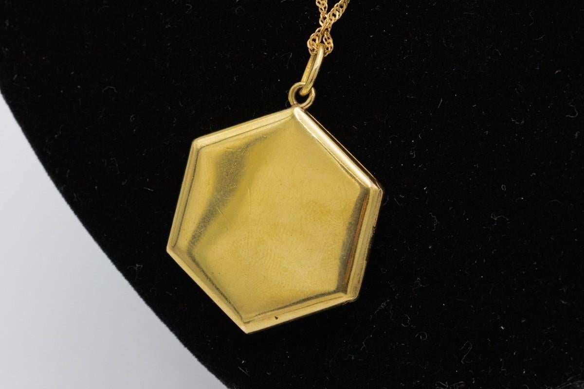 Gold photo locket medallion with a diamond, Scandinavia, early XX century. In Good Condition For Sale In Chorzów, PL