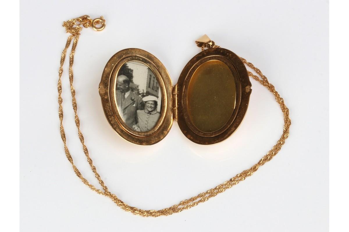 Gold photo locket medallion with a pearl, Scandinavia, early XX century. For Sale 7