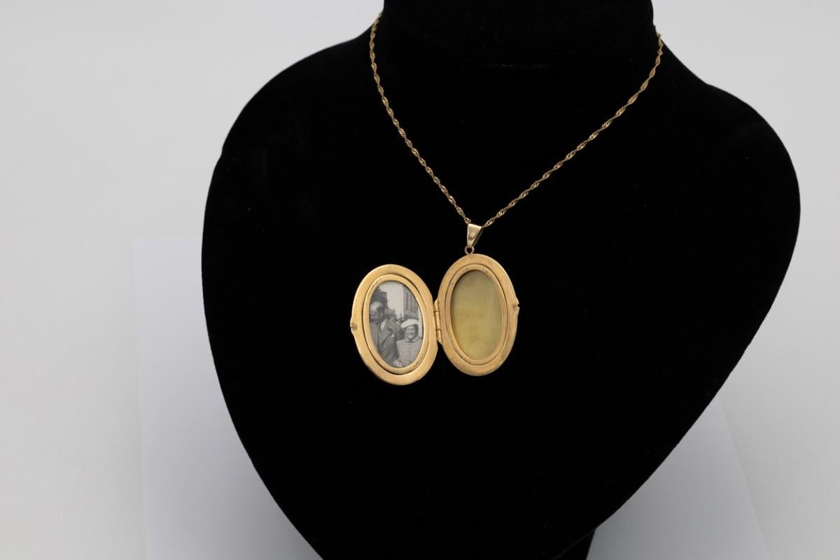 Gold photo locket medallion with a pearl, Scandinavia, early XX century. For Sale 1
