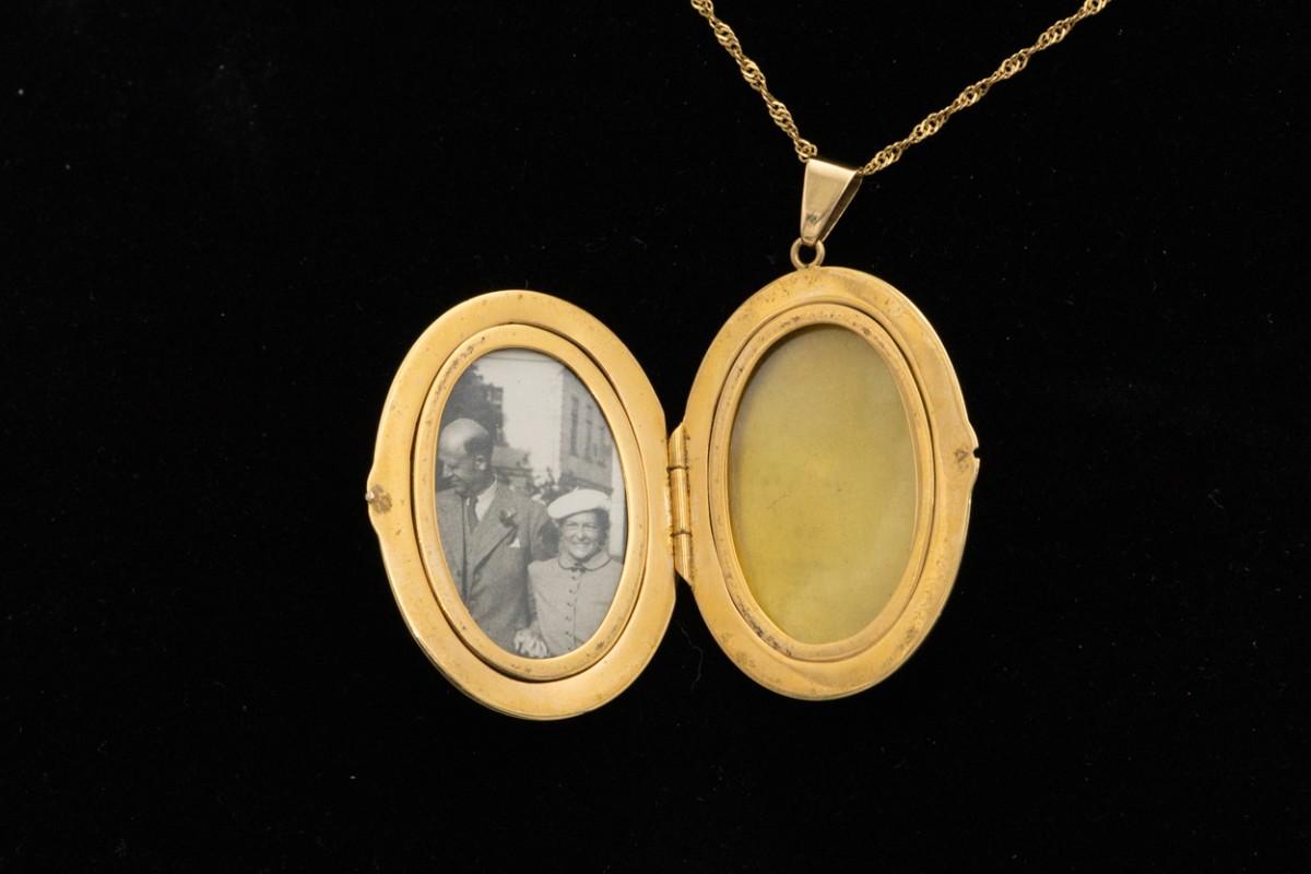 Gold photo locket medallion with a pearl, Scandinavia, early XX century. For Sale 2
