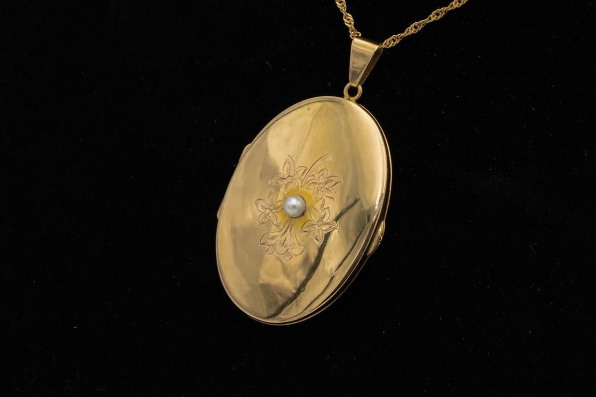 Gold photo locket medallion with a pearl, Scandinavia, early XX century. For Sale 3