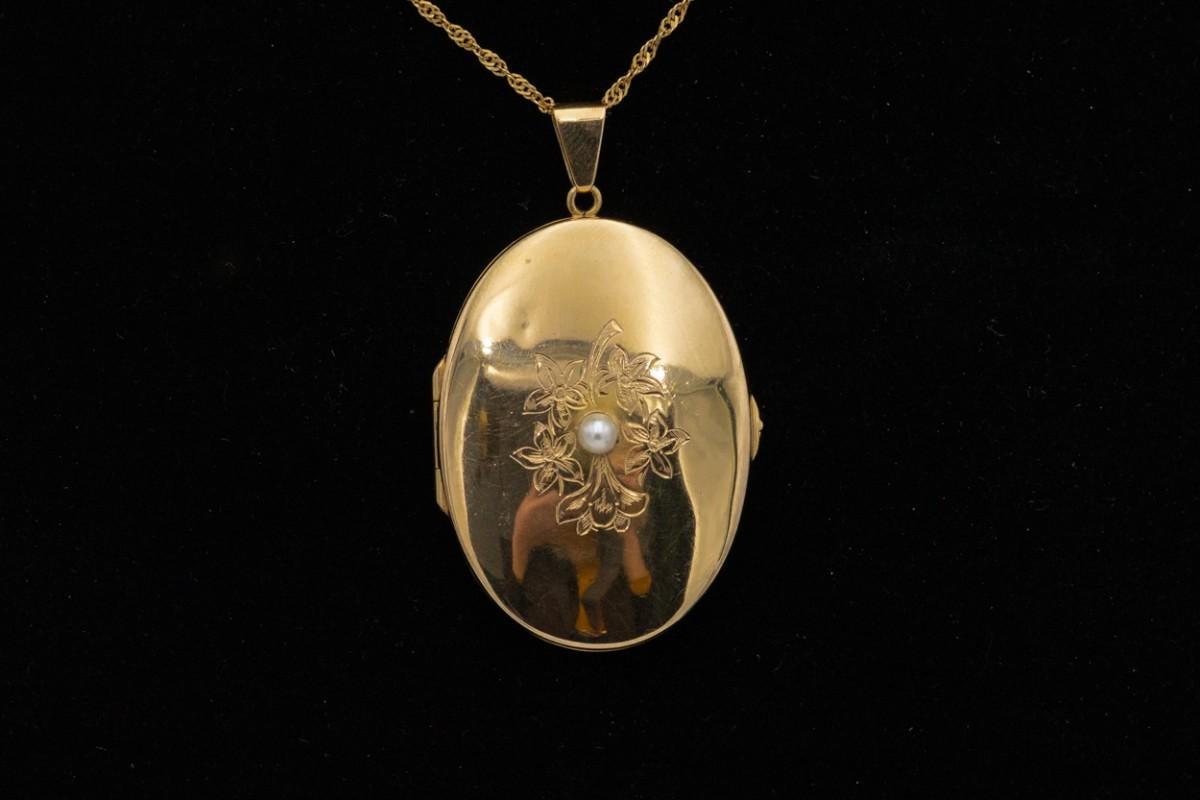 Gold photo locket medallion with a pearl, Scandinavia, early XX century. For Sale 4