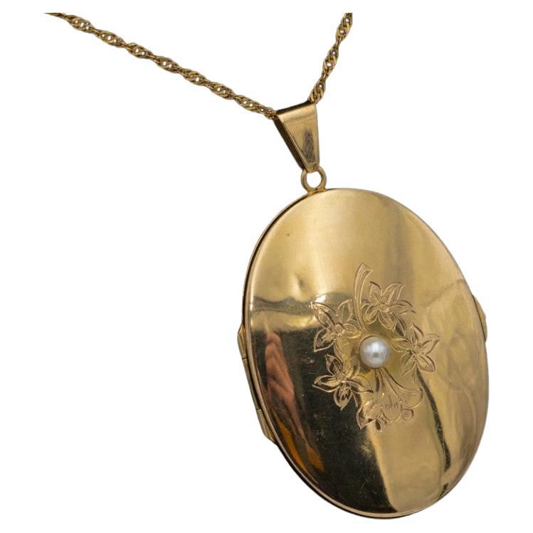 Gold photo locket medallion with a pearl, Scandinavia, early XX century. For Sale