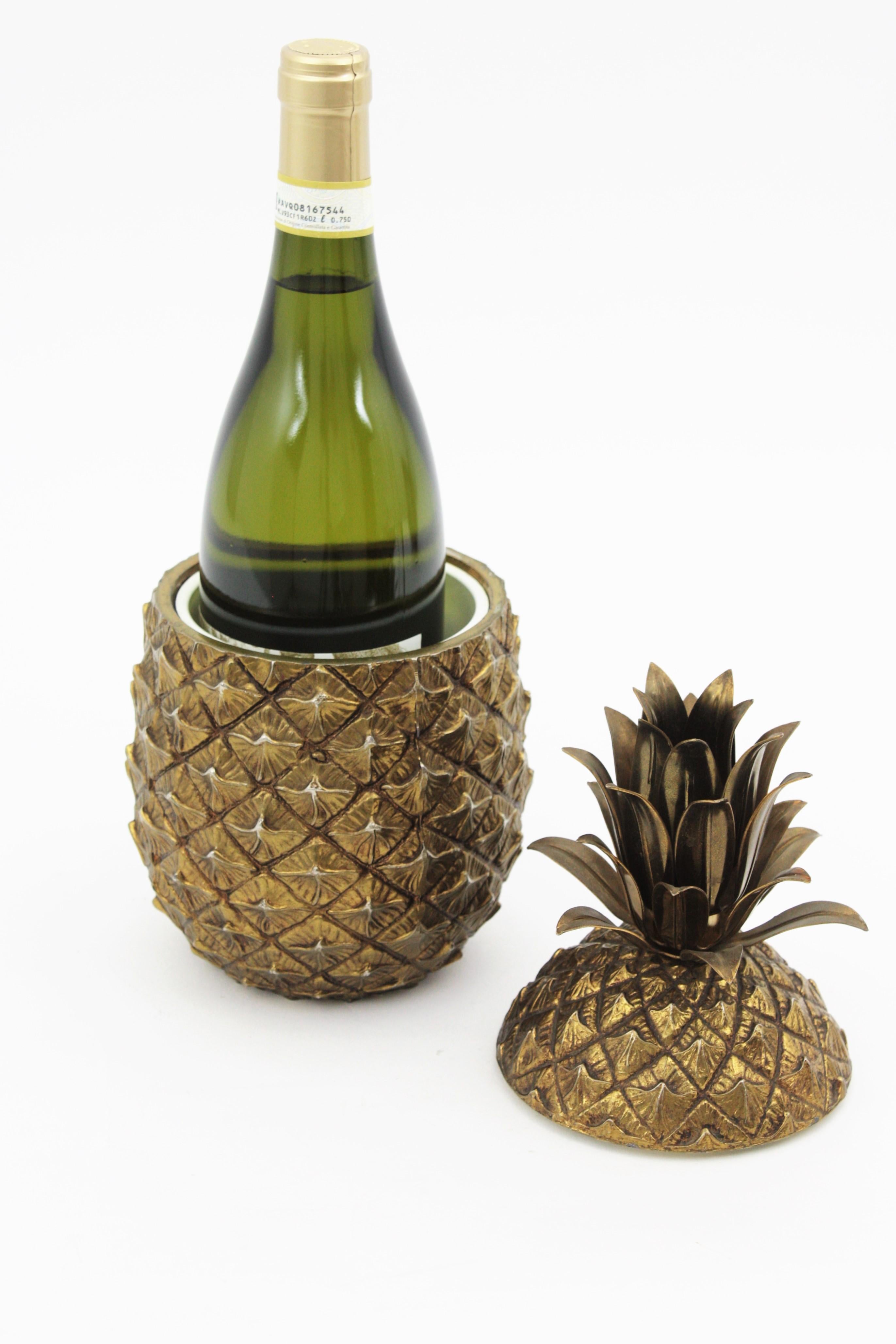 Awesome Hollywood Regency gilt metal and brass pineapple shaped ice bucket by Mauro Manetti. Excellent condition. Signed on base MM, Mod RISI, Made in Italy.
Italy, 1960s.

