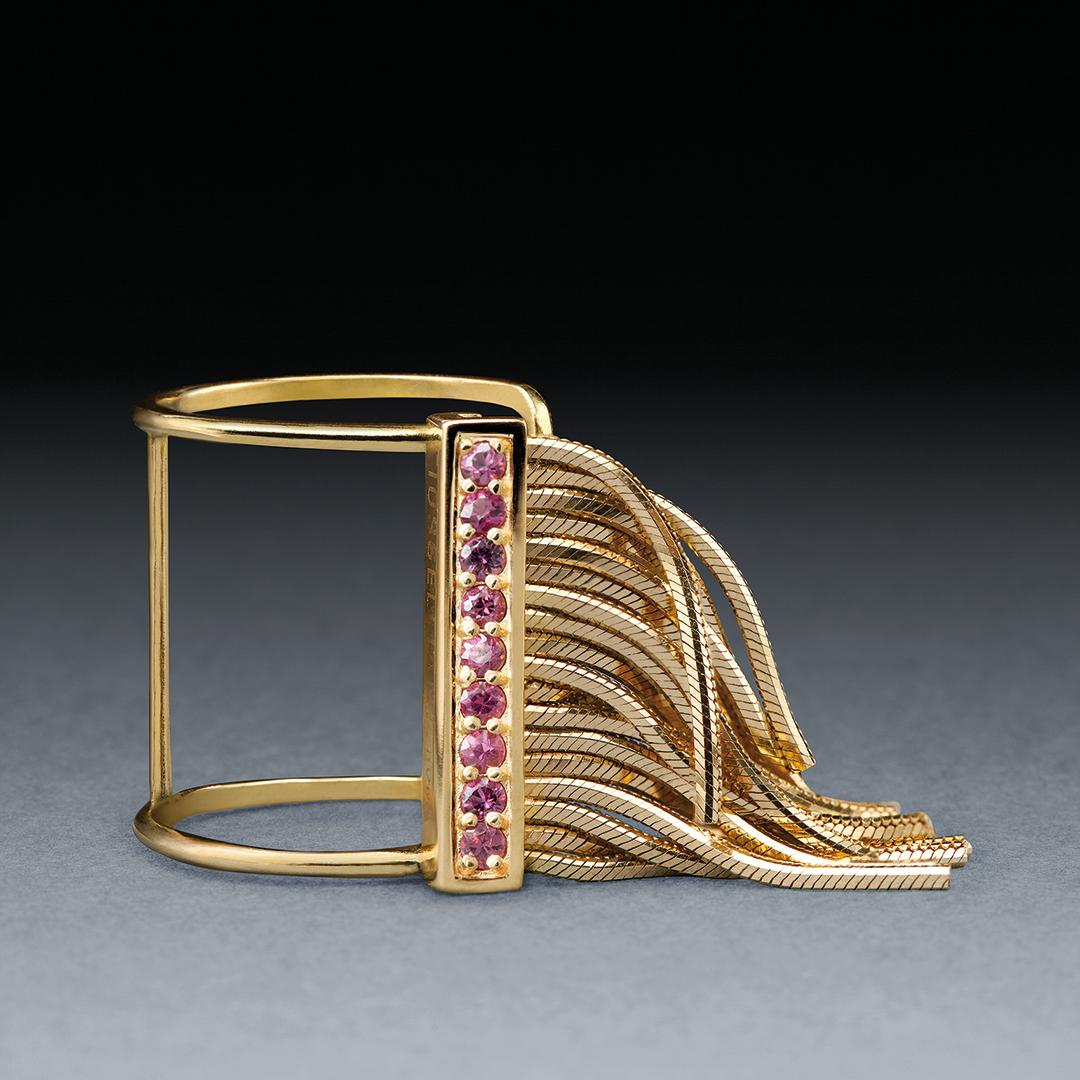 Referencing Iosselliani’s signature craftsmanship, this tall ring is presented in a structural, cut-out silhouette. A mid-century modern interpretation in this minimal ring from Iosselliani. Made from 9 karat gold, this piece is adorned at the front