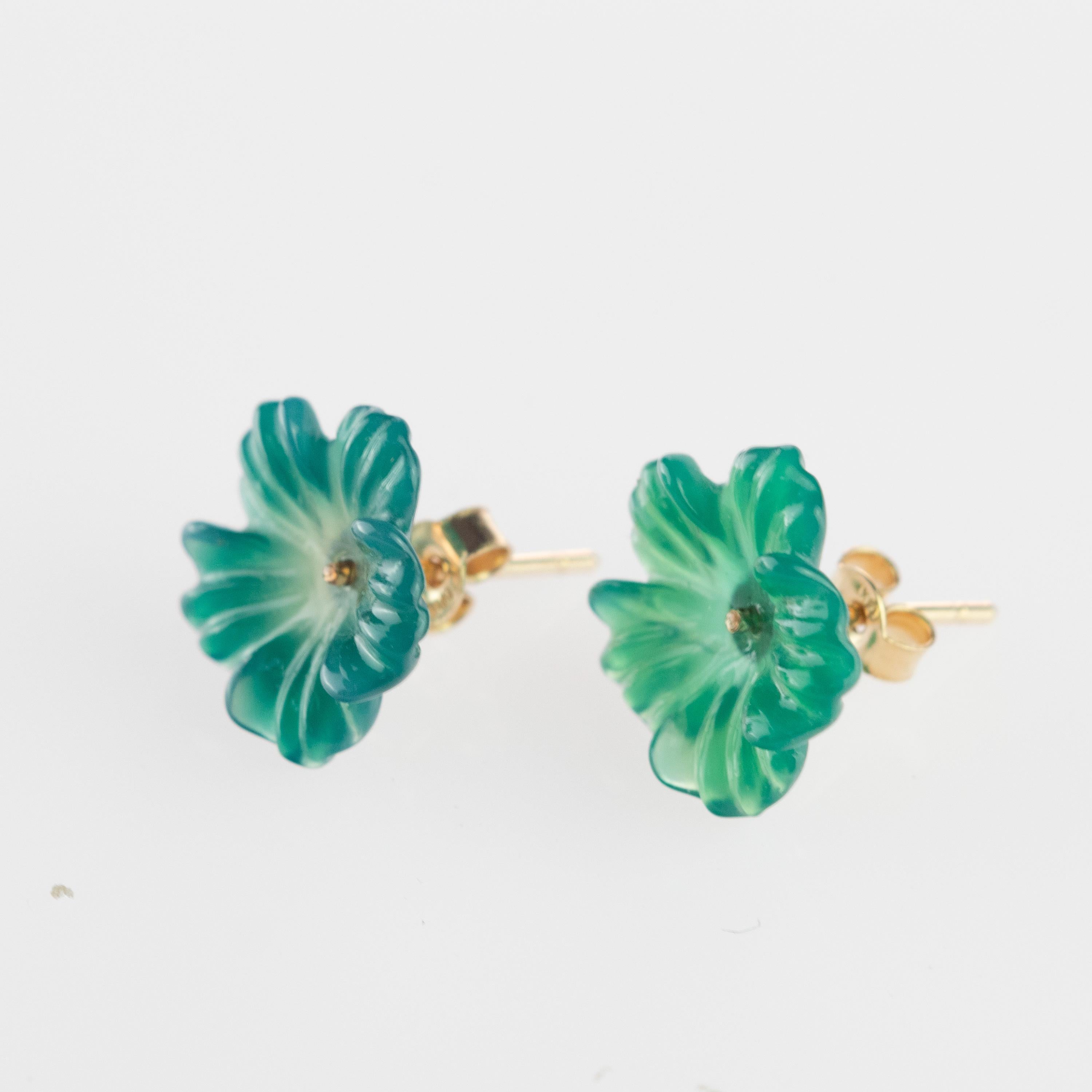 Arts and Crafts Clous d'oreilles italiens sculptés en forme de fleur en agate bleue en métal doré, fabriqués à la main, pour une fille en vente