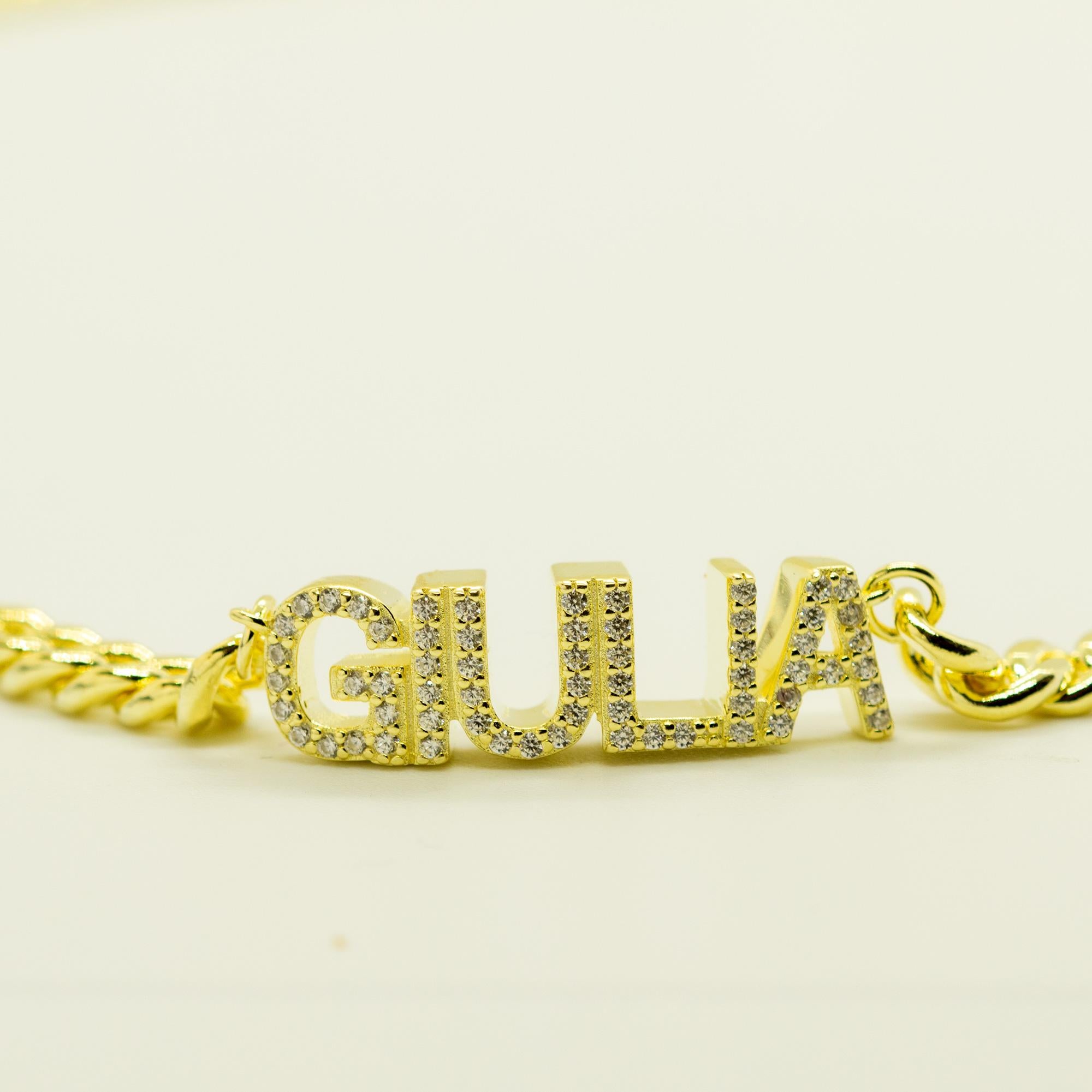 Gelbgold Plate Cubic Zirkon Kette Namen Buchstaben Custom Giulia Intini Juwelen Halskette (Art nouveau) im Angebot