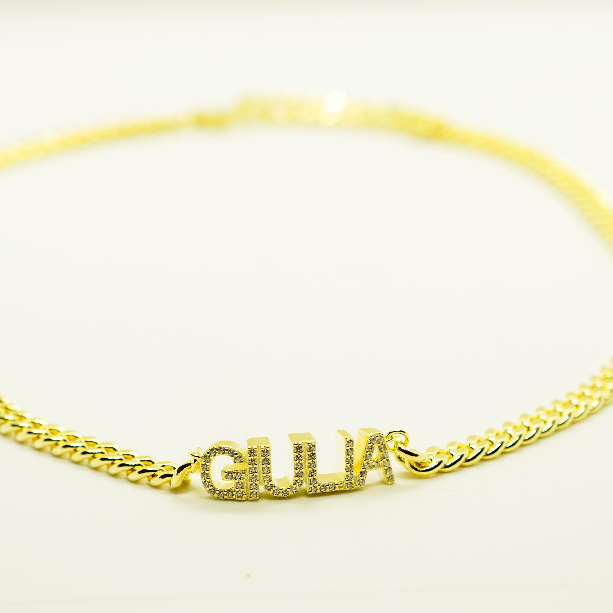 Gelbgold Plate Cubic Zirkon Kette Namen Buchstaben Custom Giulia Intini Juwelen Halskette im Zustand „Neu“ im Angebot in Milano, IT