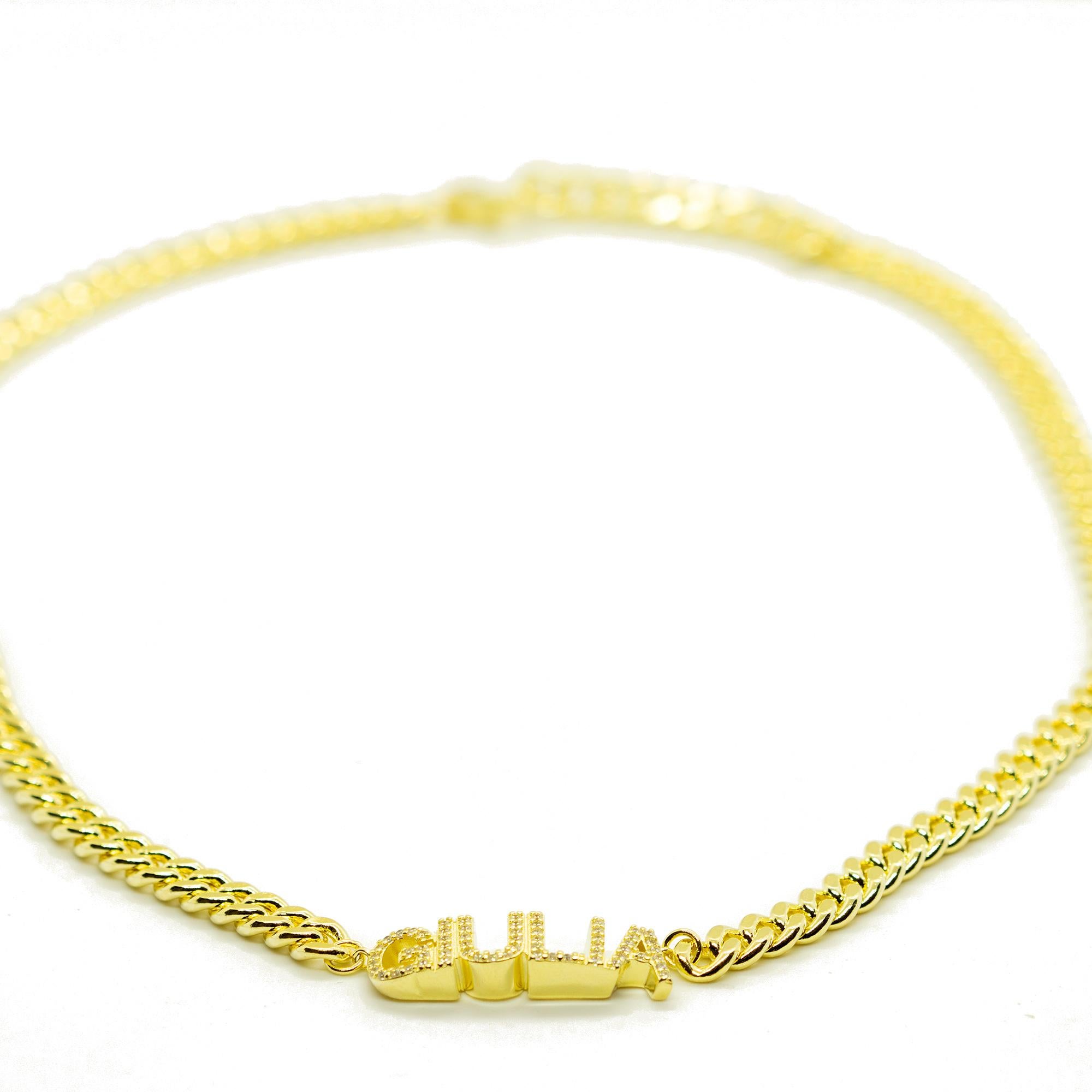Gelbgold Plate Cubic Zirkon Kette Namen Buchstaben Custom Giulia Intini Juwelen Halskette für Damen oder Herren im Angebot