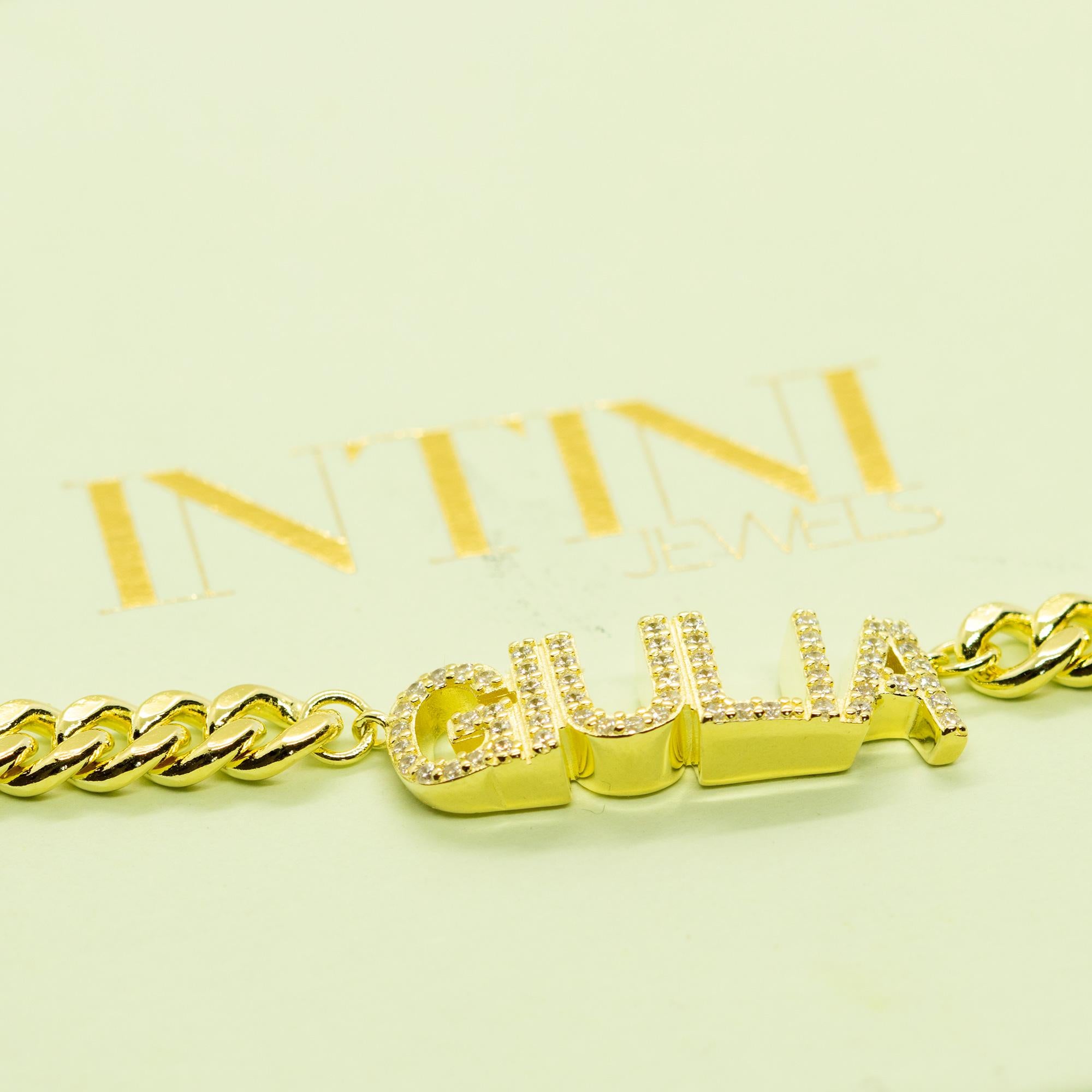 Gelbgold Plate Cubic Zirkon Kette Namen Buchstaben Custom Giulia Intini Juwelen Halskette im Angebot 1
