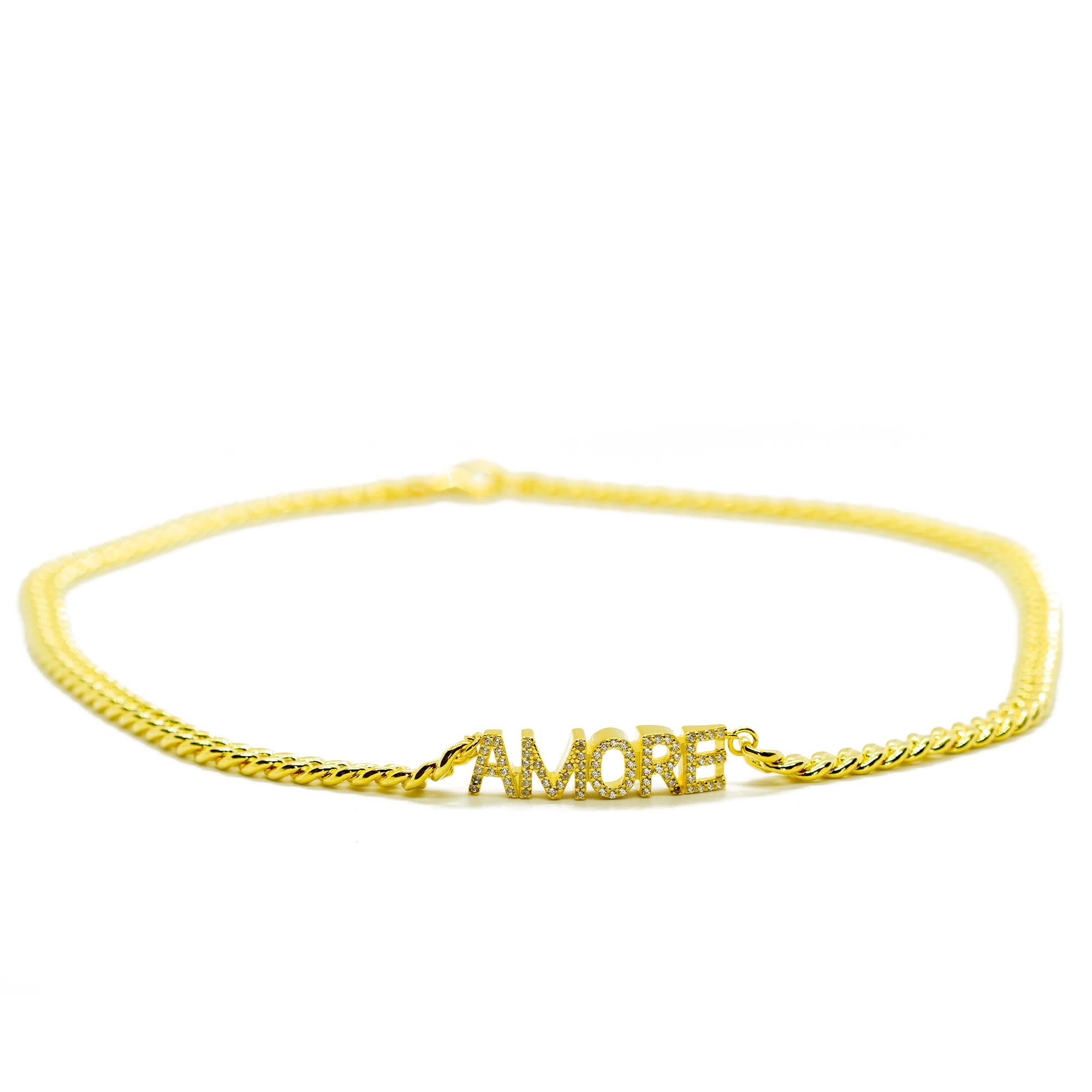 Un design unico e romantico per una collana personalizzata eccezionale, che dichiara il tuo vero amore.

Il nome può essere personalizzato su richiesta.

- Argento con placca d'oro
- Lunghezza totale 40 cm
- Peso totale 25,5 g

La forma e il colore