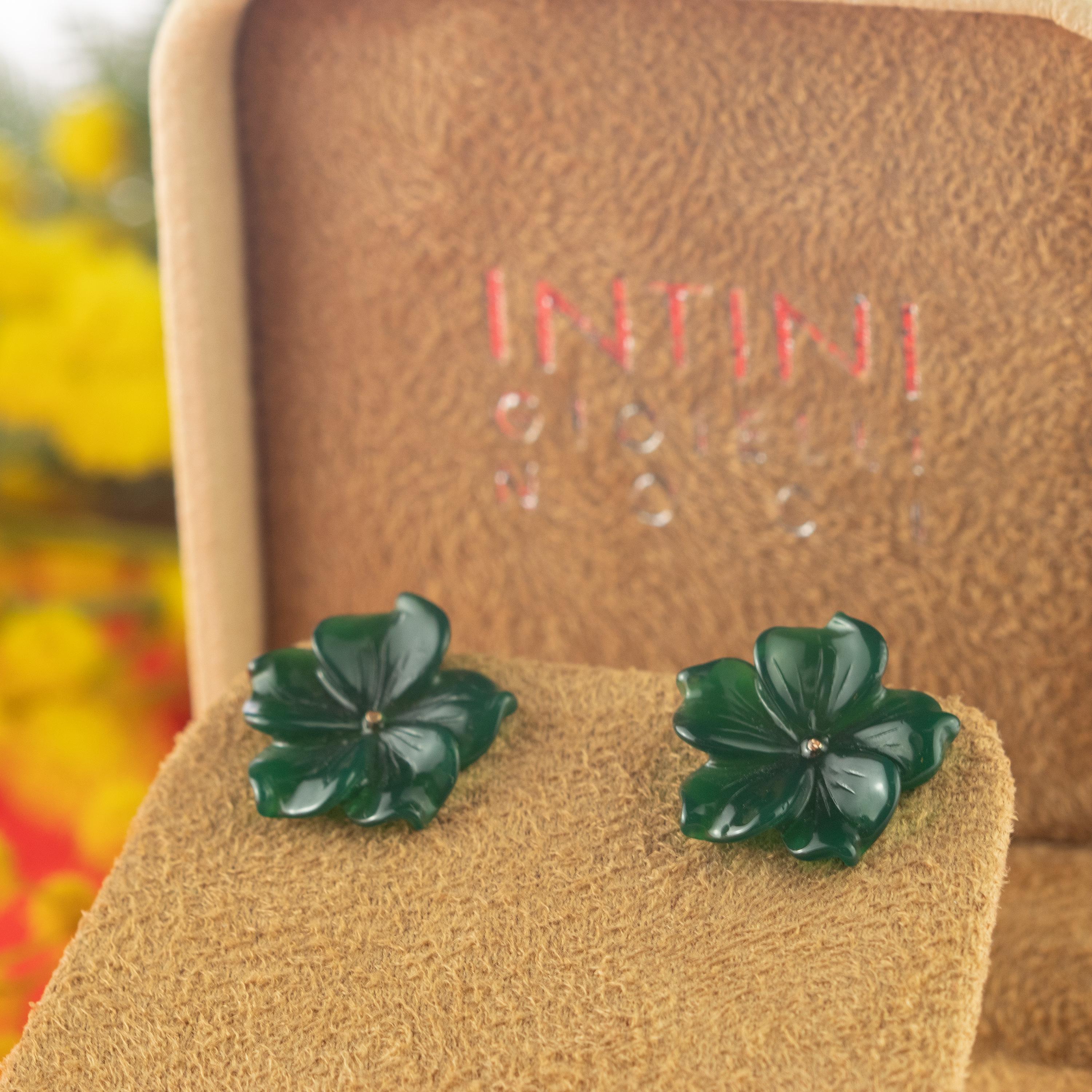 Étonnantes et magnifiques boucles d'oreilles en forme de fleur en agate verte. Des pétales naturels sculptés qui évoquent le travail de joaillerie traditionnel italien fait à la main.

Ce design délicat montre la douceur et l'innocence du bijou. Il