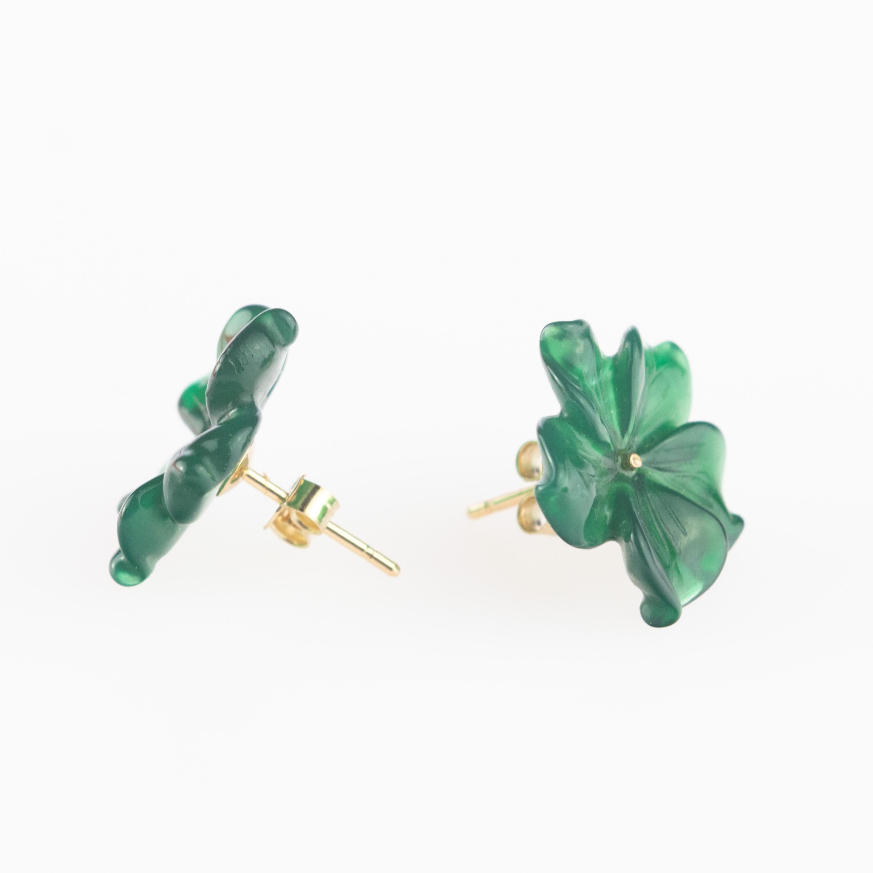 Clous d'oreilles italiens sculptés en forme de fleur en agate verte, fabriqués à la main, en métal doré en vente 1