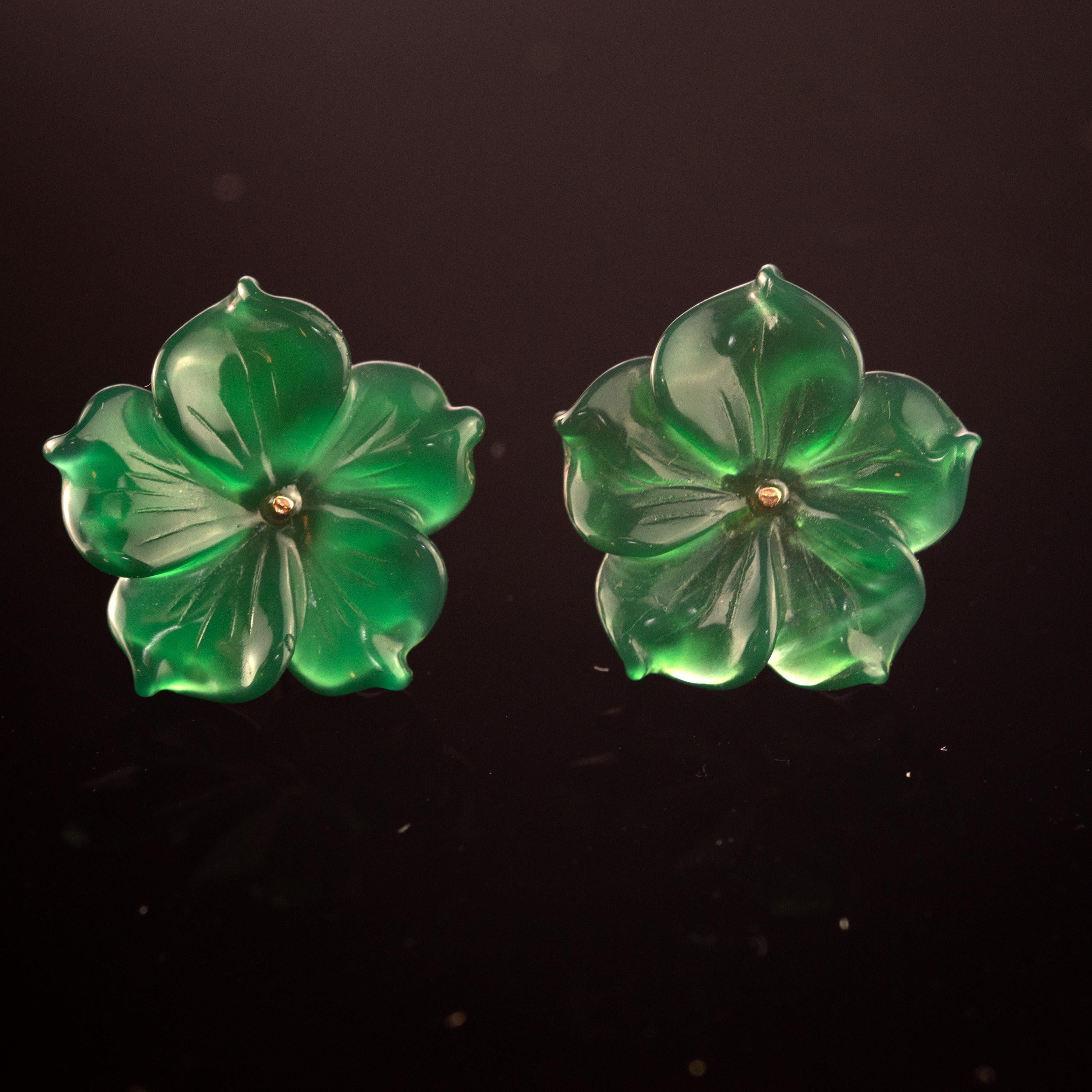 Clous d'oreilles italiens sculptés en forme de fleur en agate verte, fabriqués à la main, en métal doré en vente 2