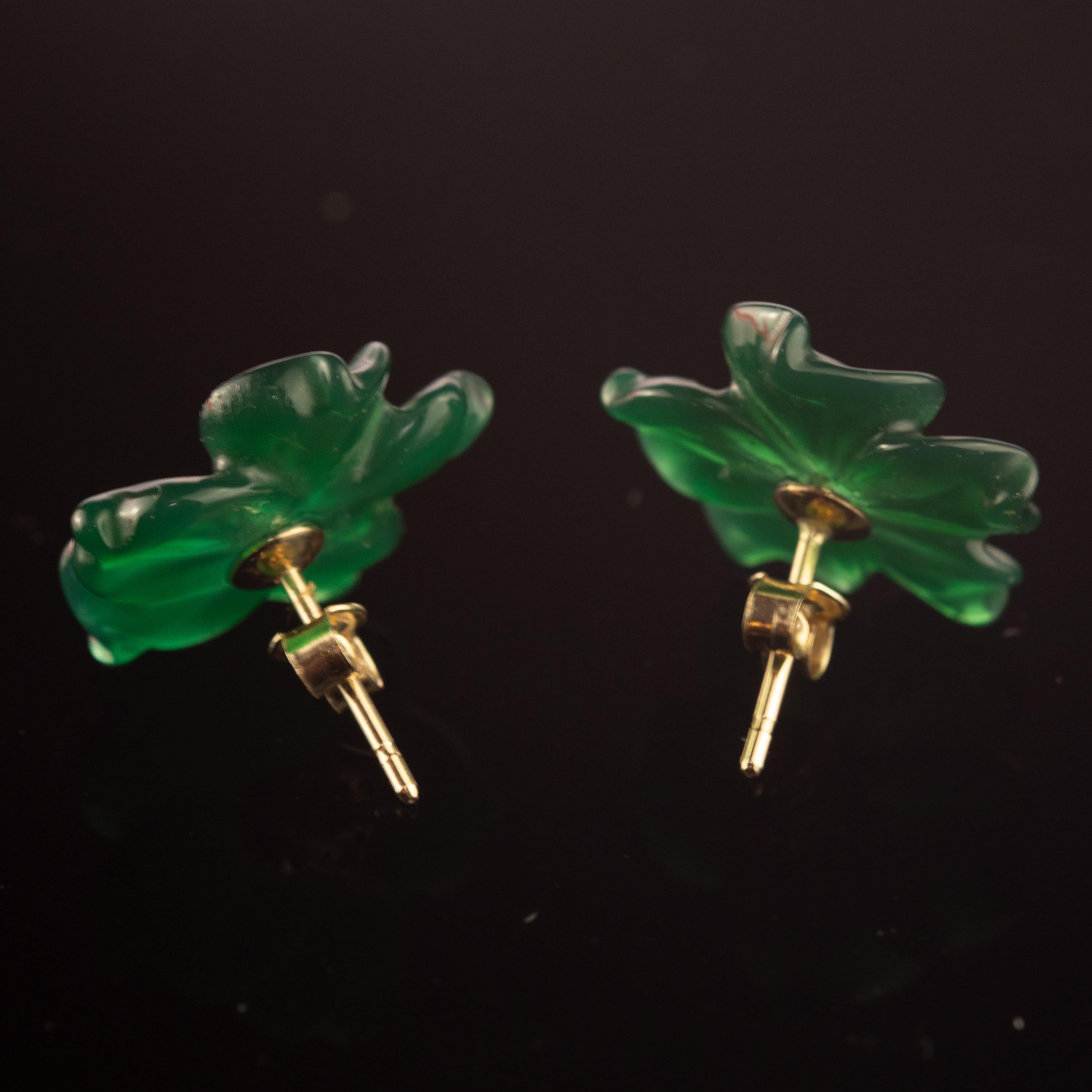 Clous d'oreilles italiens sculptés en forme de fleur en agate verte, fabriqués à la main, en métal doré en vente 3