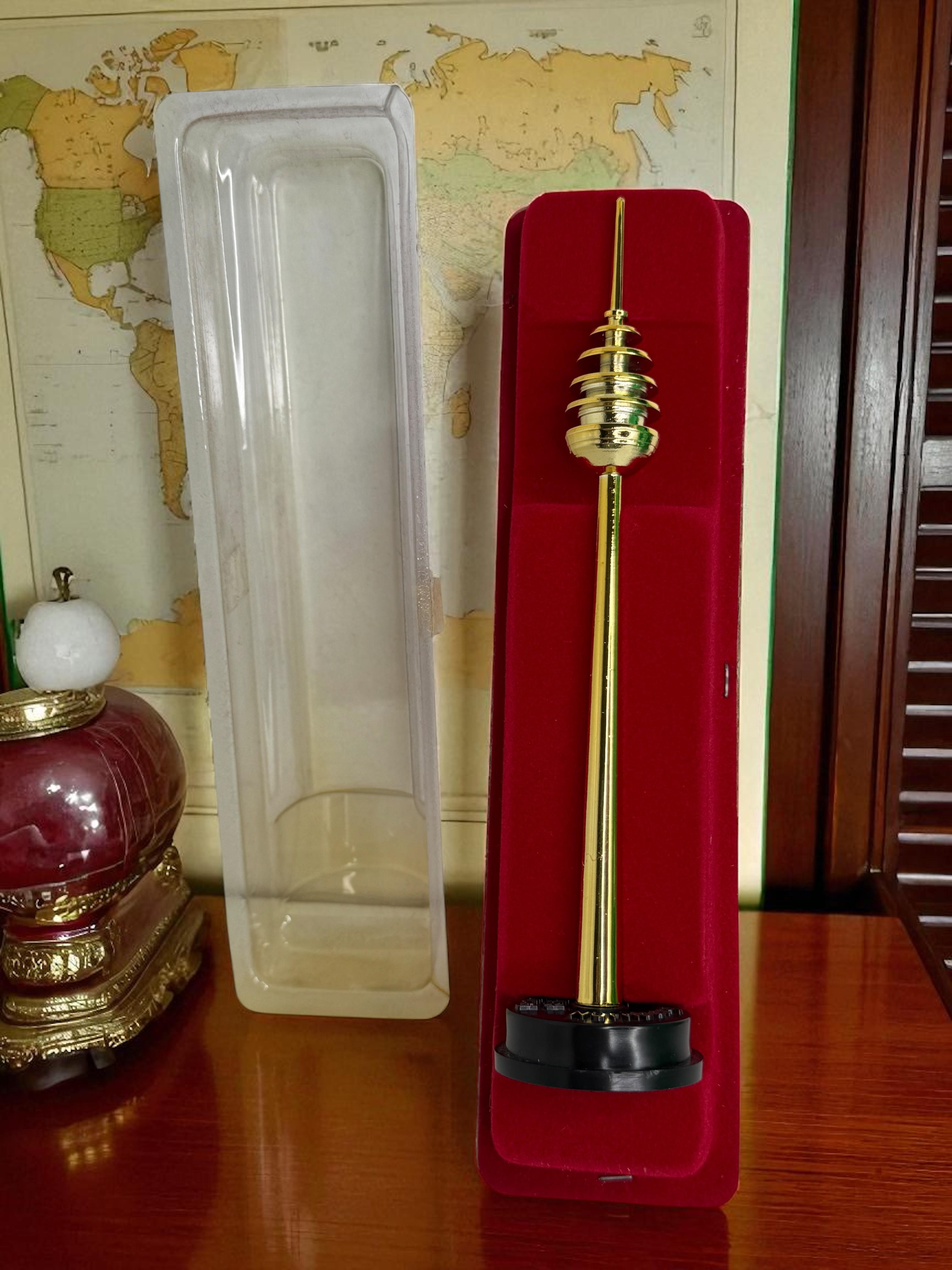 Plaque d'or TV Tour de Nuremberg Ball and Ball Objet souvenir, années 1980 en vente 3