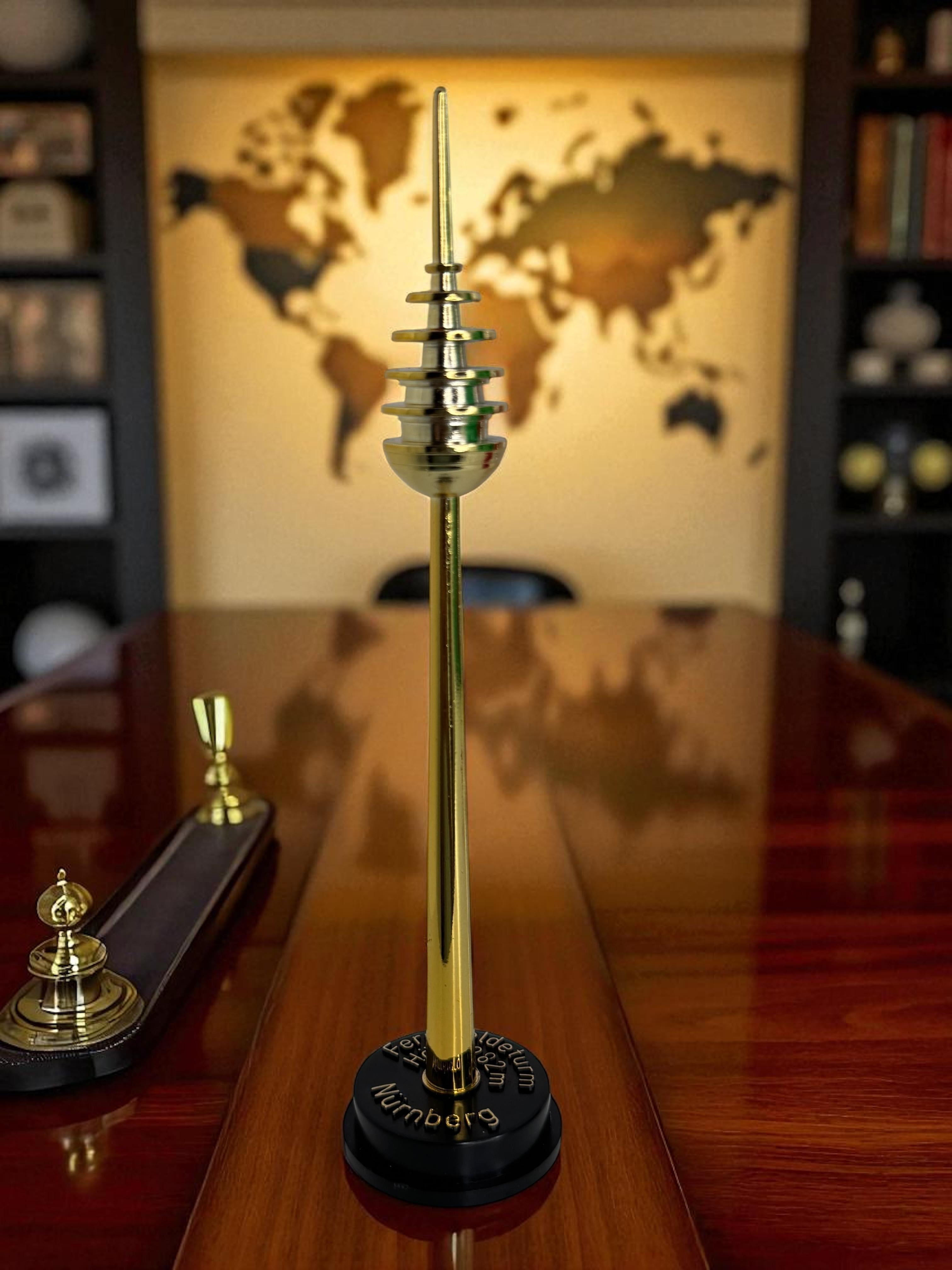 Plaque d'or TV Tour de Nuremberg Ball and Ball Objet souvenir, années 1980 en vente 4