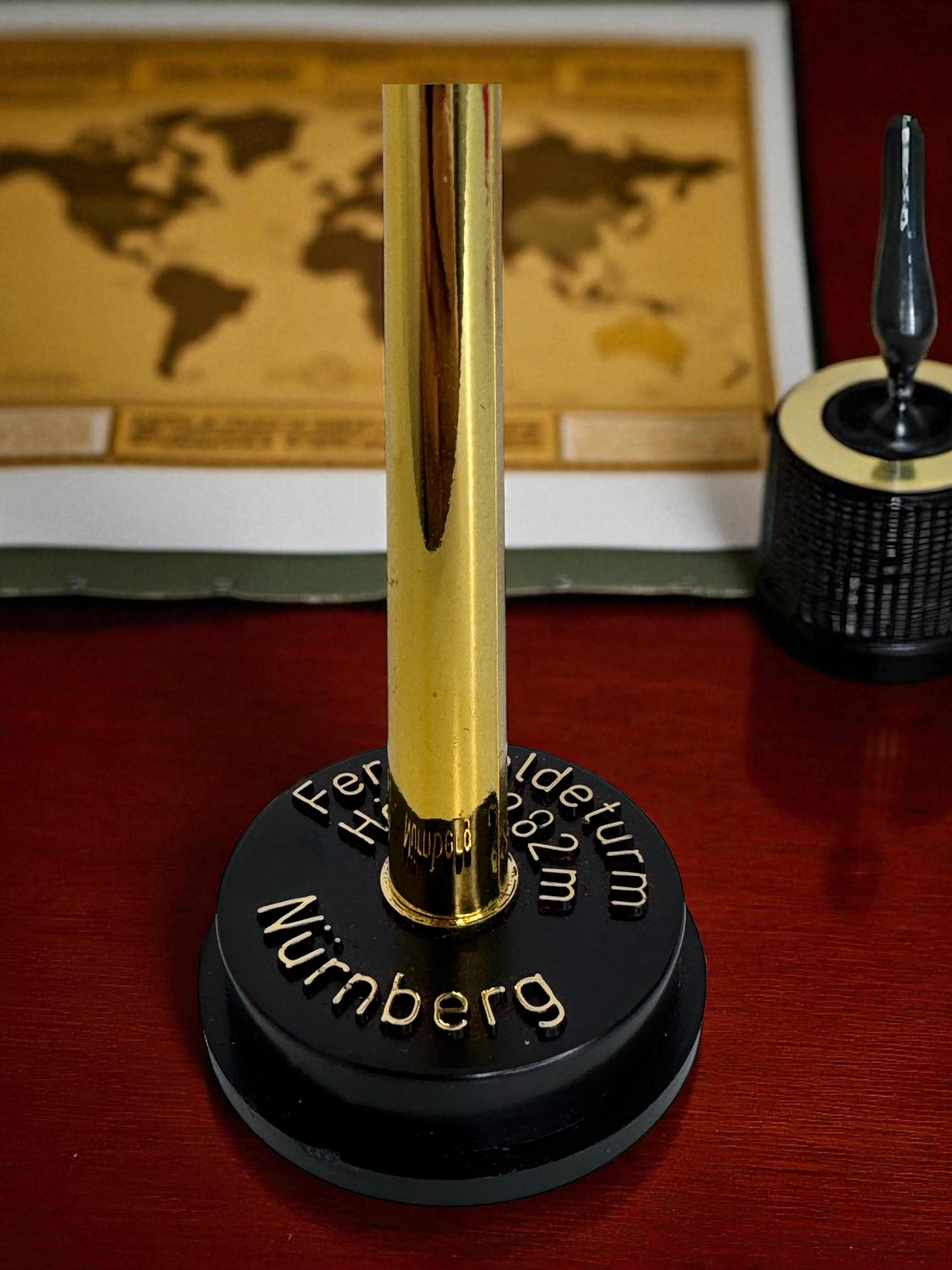 Plaque d'or TV Tour de Nuremberg Ball and Ball Objet souvenir, années 1980 en vente 5