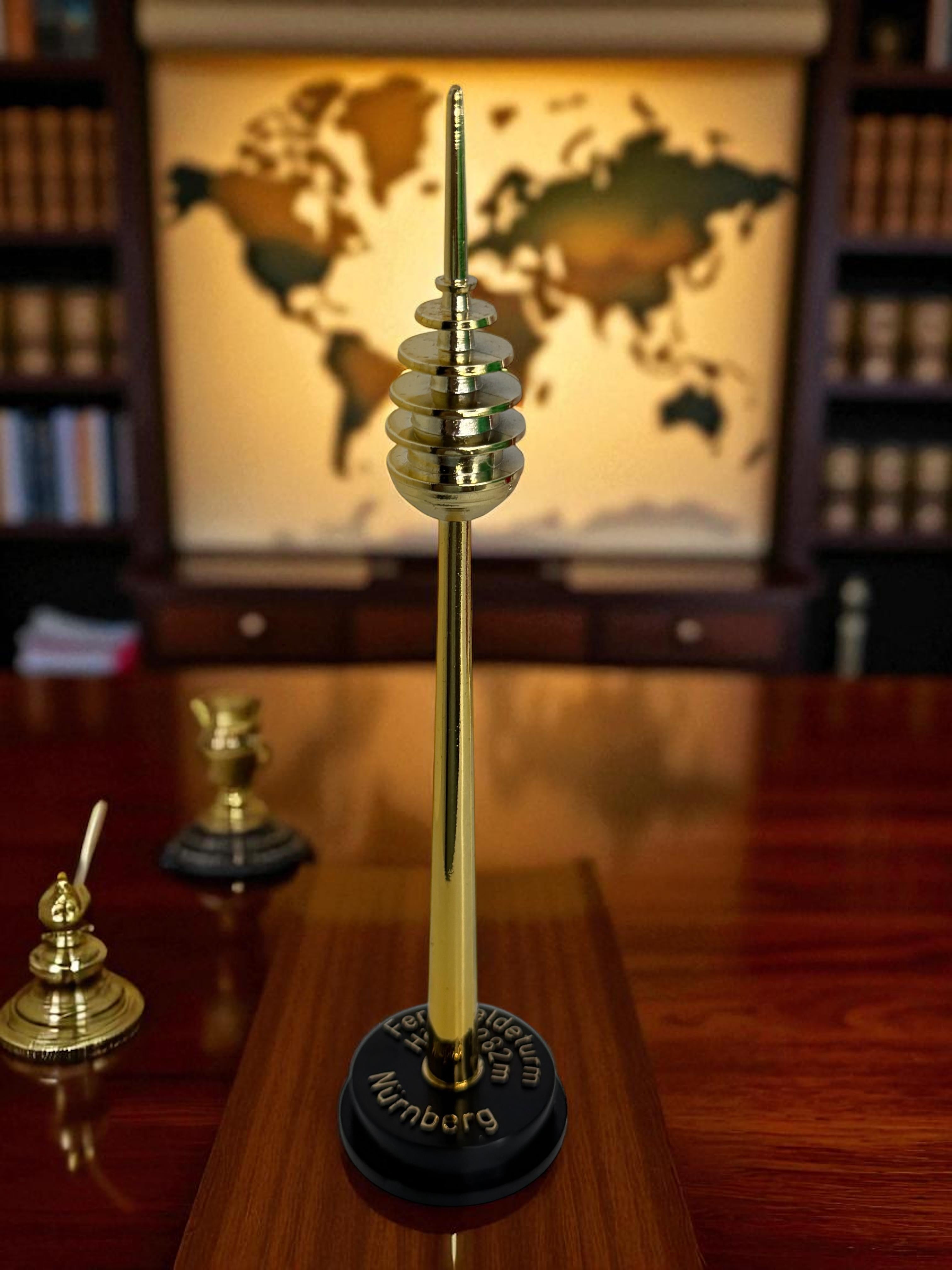 Plaque d'or TV Tour de Nuremberg Ball and Ball Objet souvenir, années 1980 en vente 6