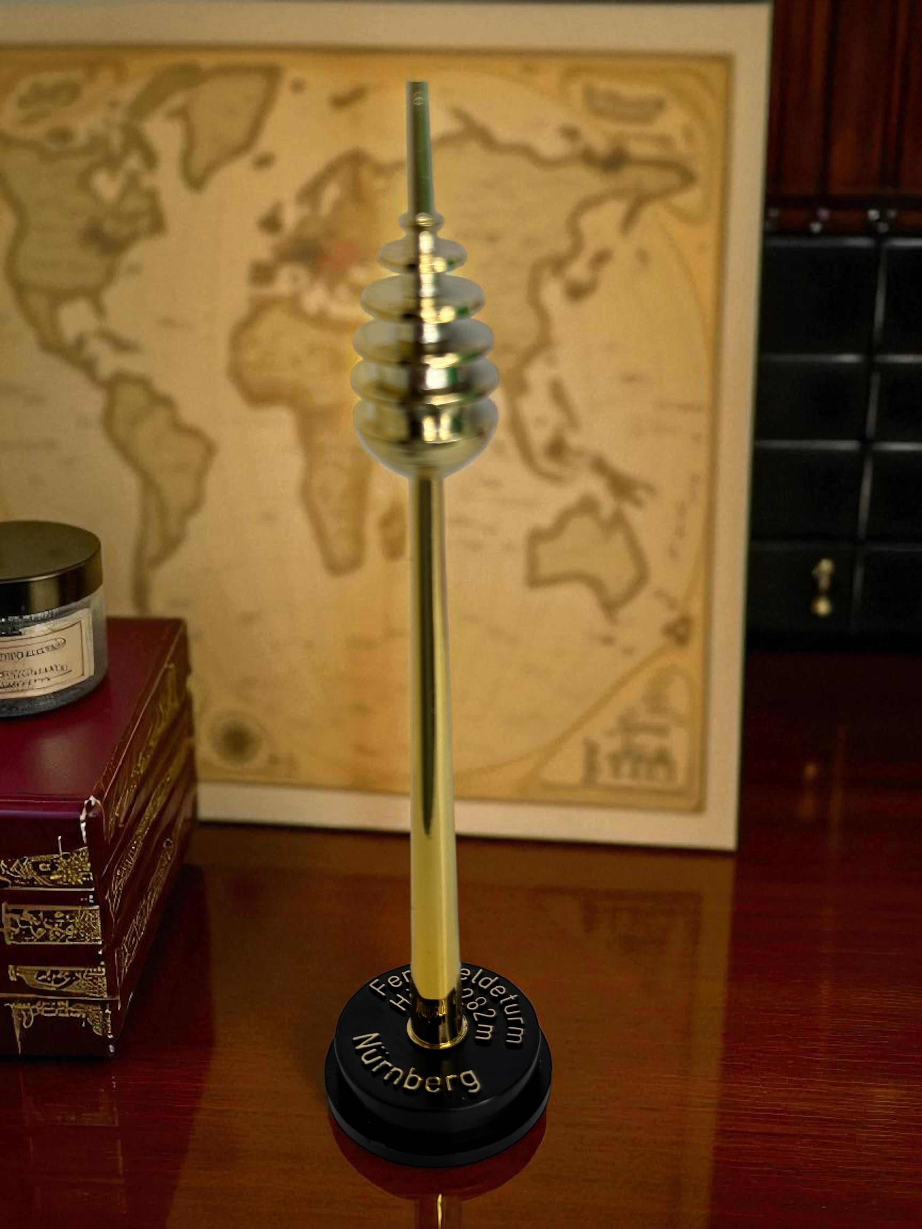 Plaque d'or TV Tour de Nuremberg Ball and Ball Objet souvenir, années 1980 en vente 7